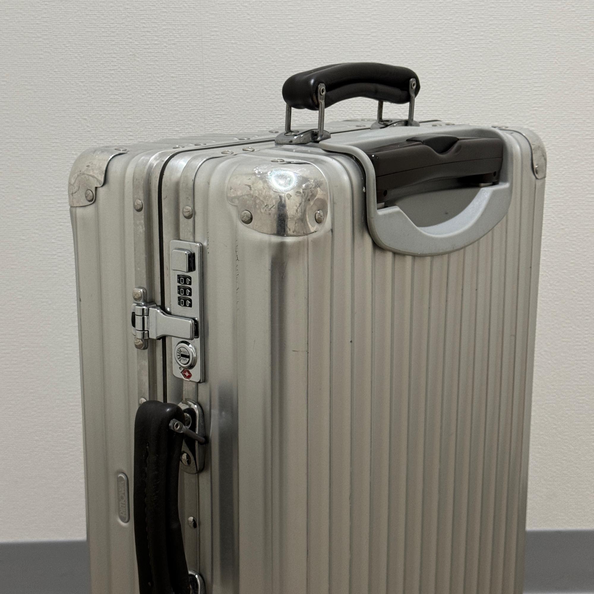 リモワ　クラシックフライト　中古商品　971.52-7　33リットル　4輪