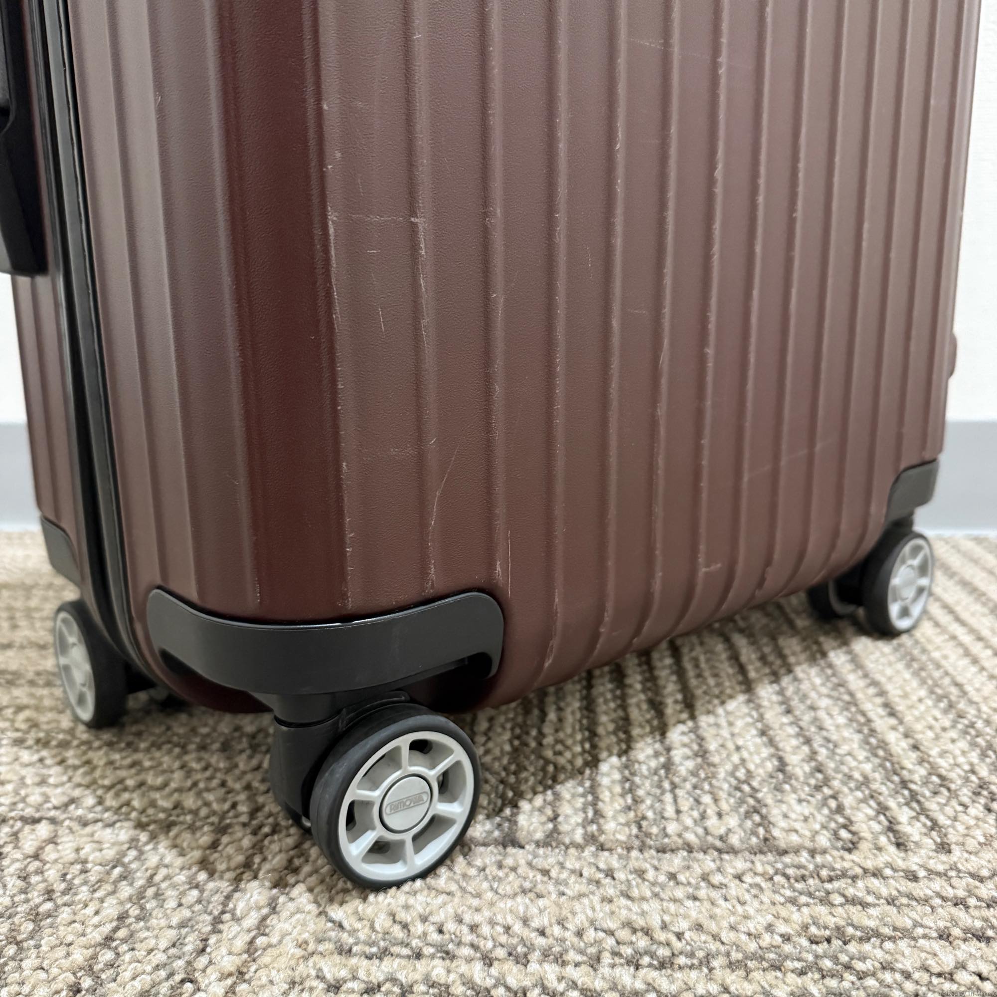 リモワ　サルサ　810.52-8　中古美品　カルモナレッド　32リットル　4輪