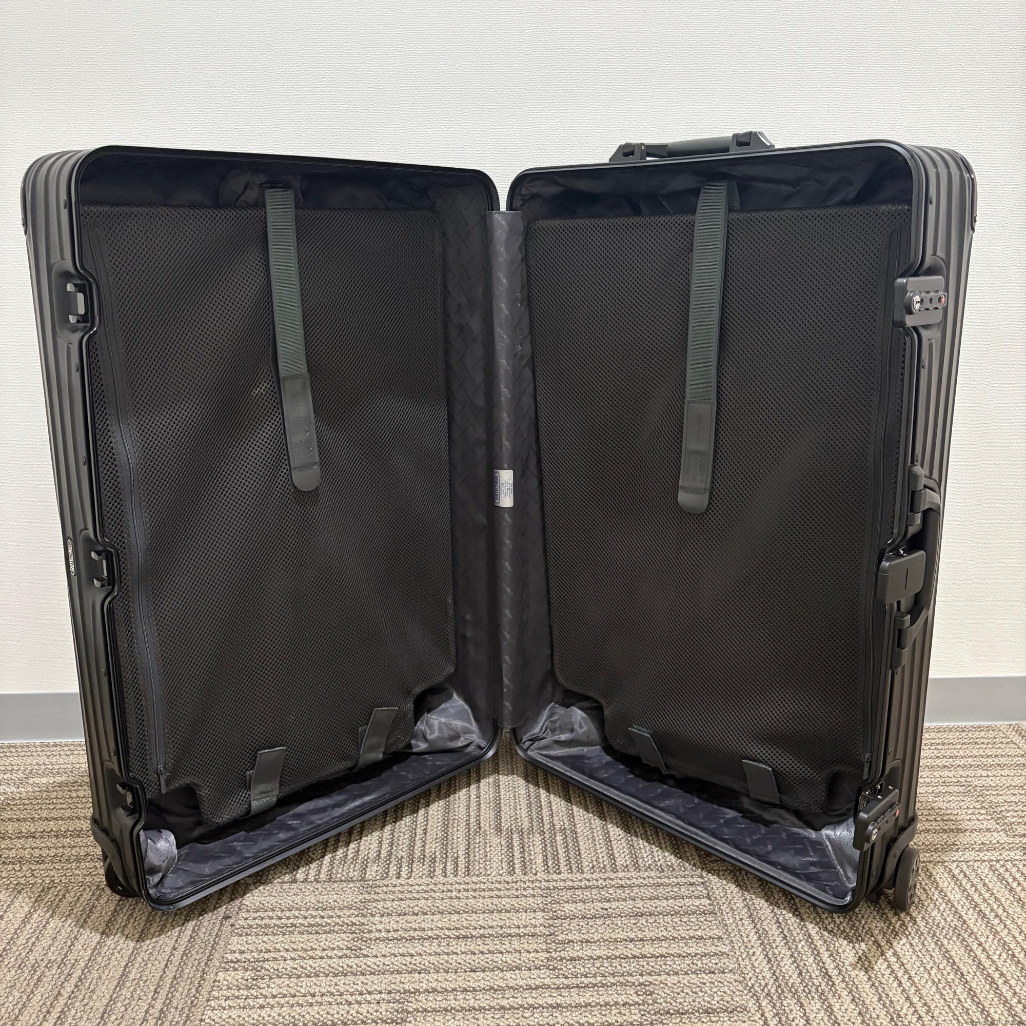 ルフトハンザ　リモワ　アルミニウムステルス　中古商品　1740881　85リットル　4輪