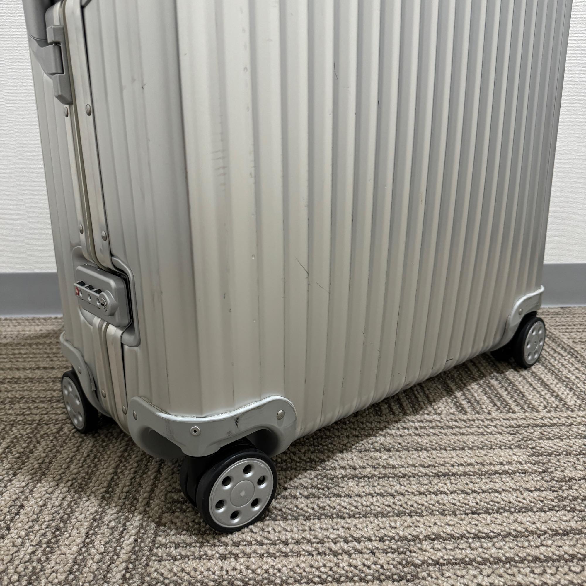 リモワ　トパーズ　中古美品　932.77-8　104リットル　4輪