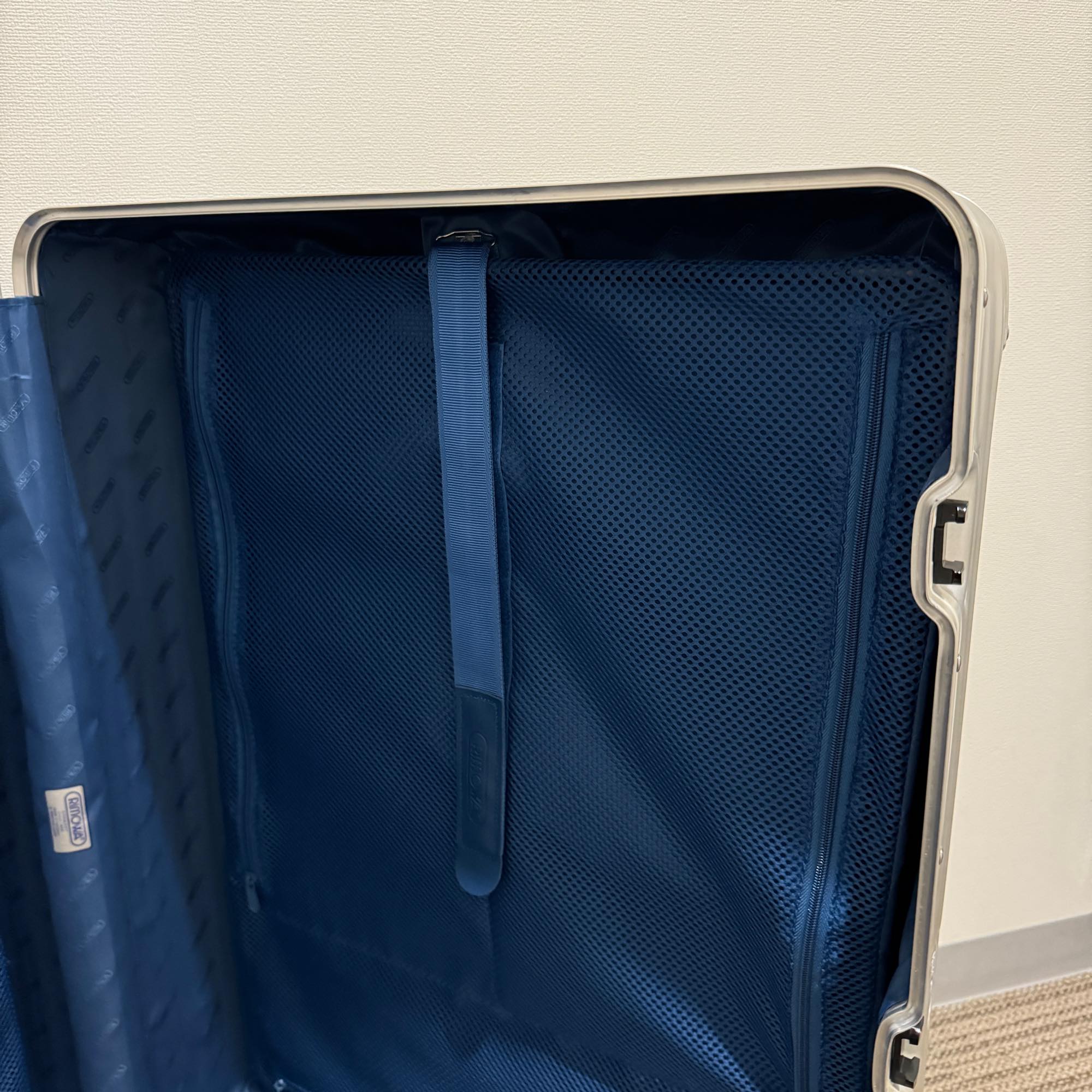 リモワ　トパーズ　中古美品　932.77-8　104リットル　4輪