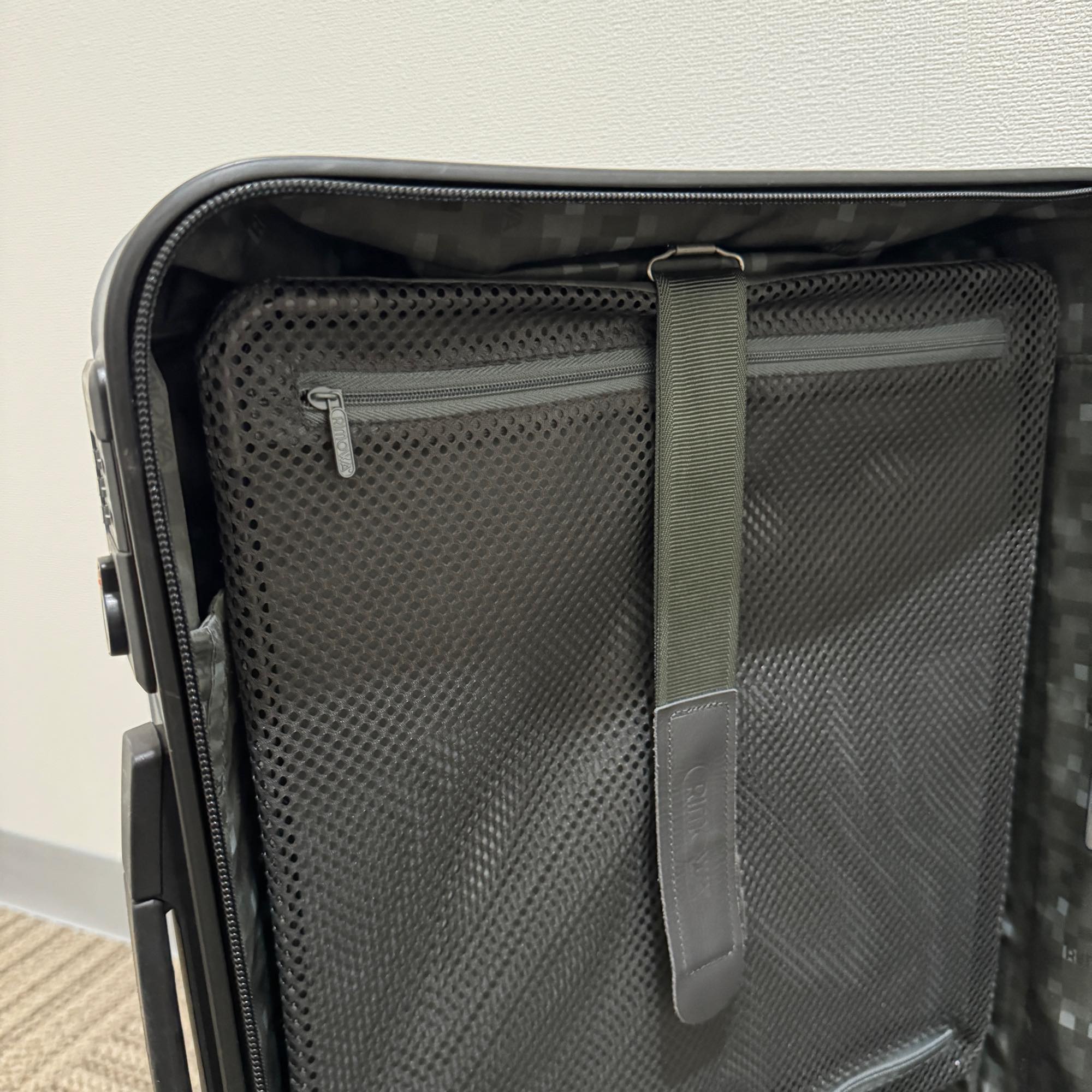 リモワ　サルサ　810.52.35.4-1　中古商品　35リットル　4輪