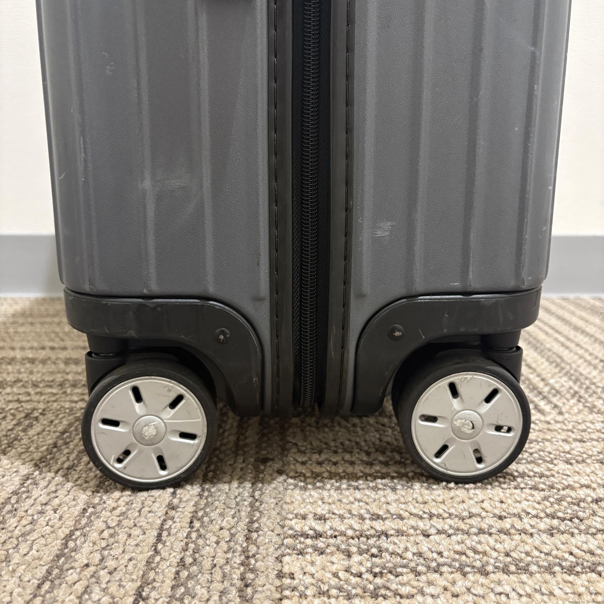 リモワ　サルサ(エッセンシャル)　810.63.35.4　中古美品　61リットル　4輪