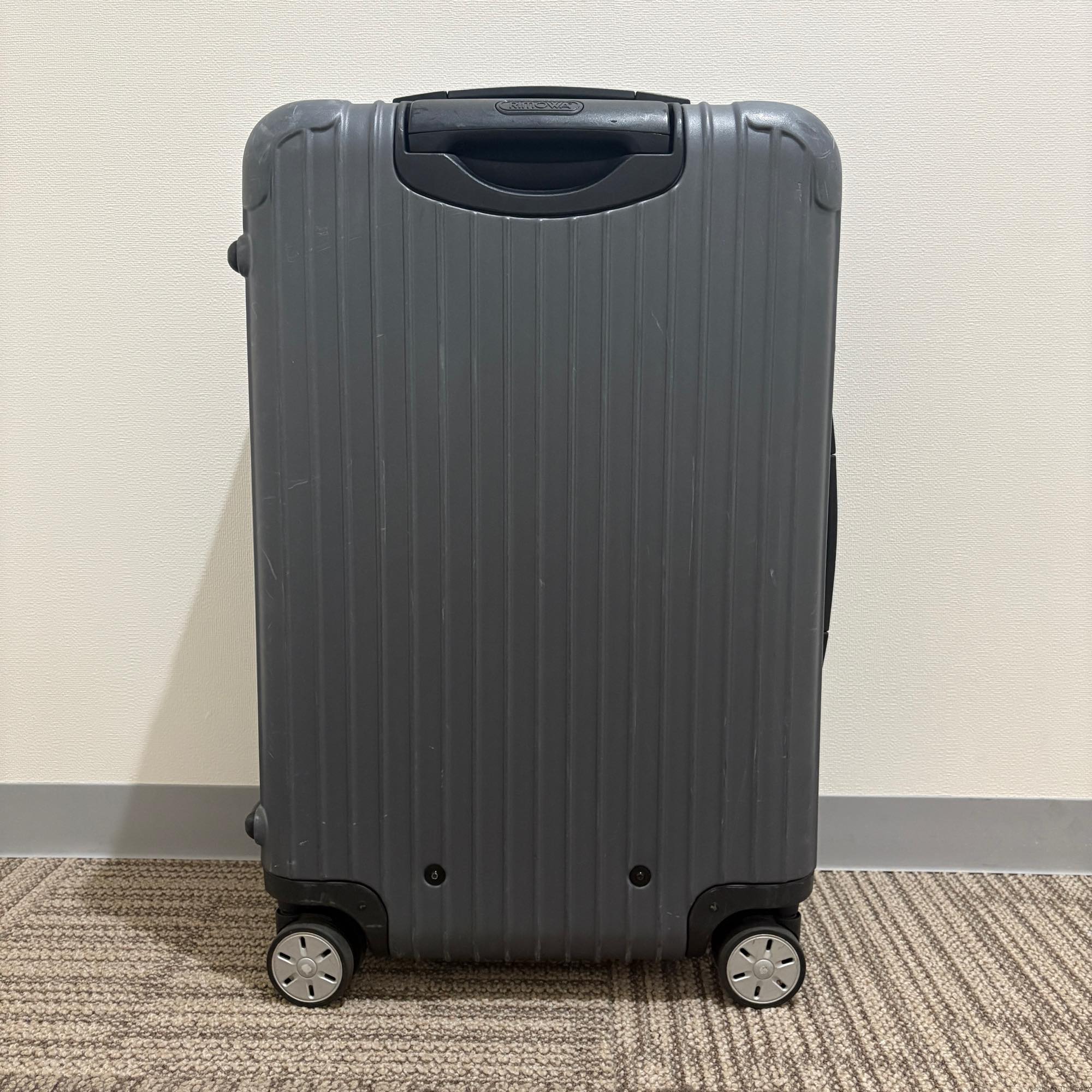 リモワ　サルサ(エッセンシャル)　810.63.35.4　中古美品　61リットル　4輪
