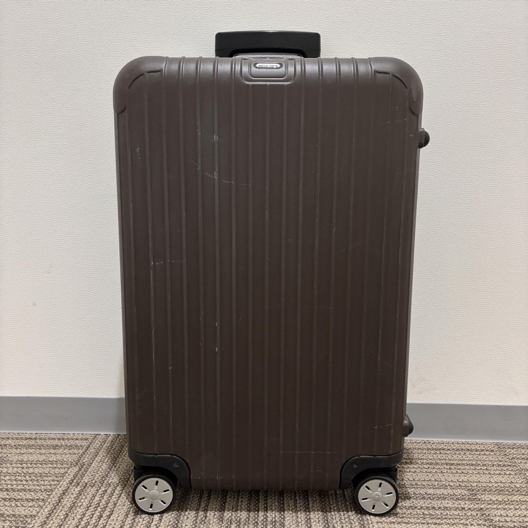 リモワ　エッセンシャル(サルサ)　810.63.38.4　中古美品　58リットル　4輪