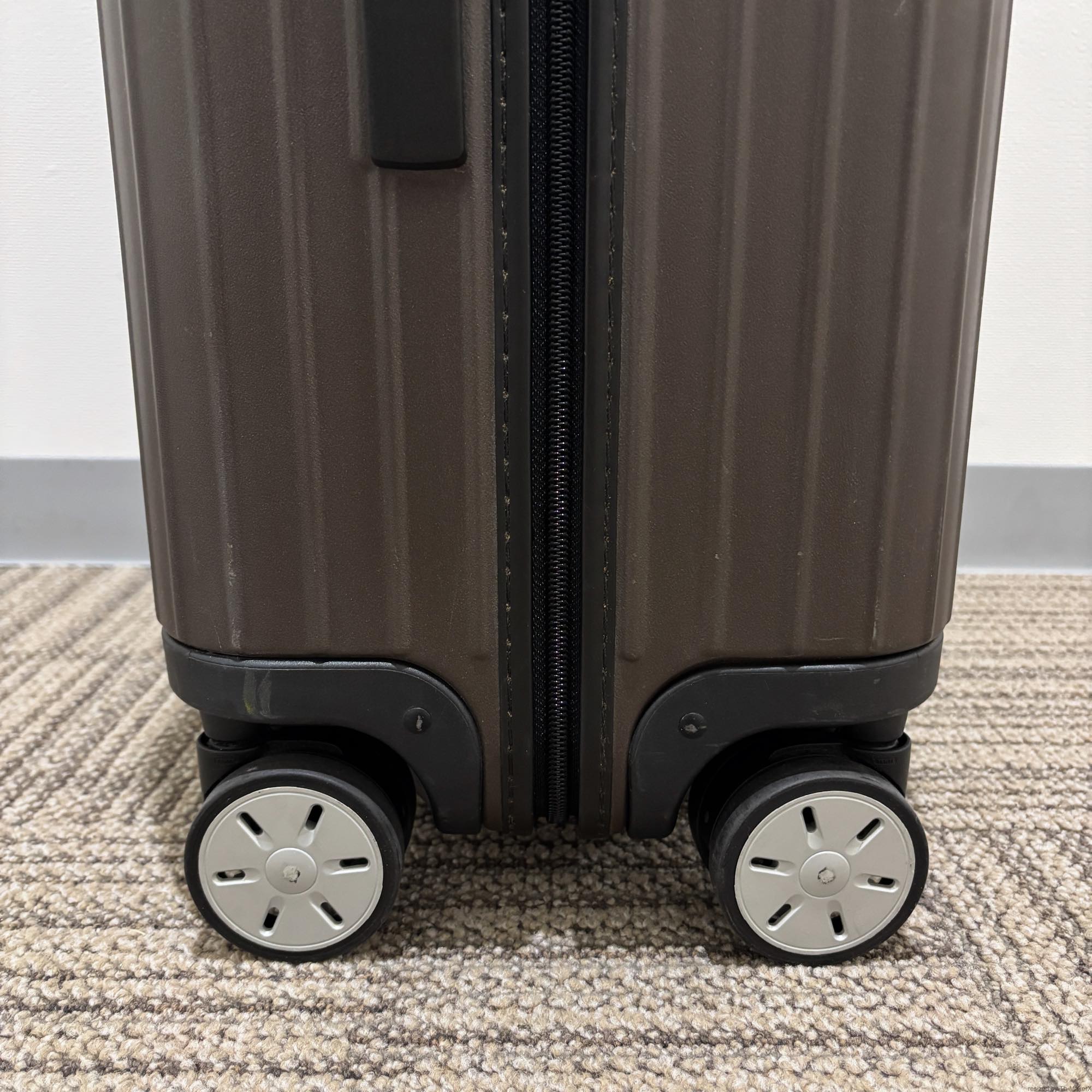 リモワ　エッセンシャル(サルサ)　810.63.38.4　中古美品　58リットル　4輪