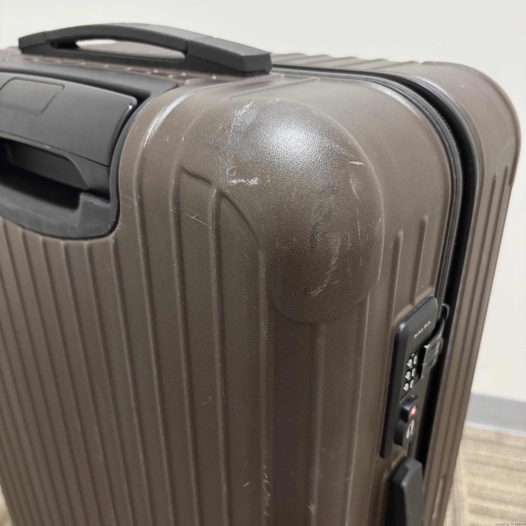 リモワ　エッセンシャル(サルサ)　810.63.38.4　中古美品　58リットル　4輪