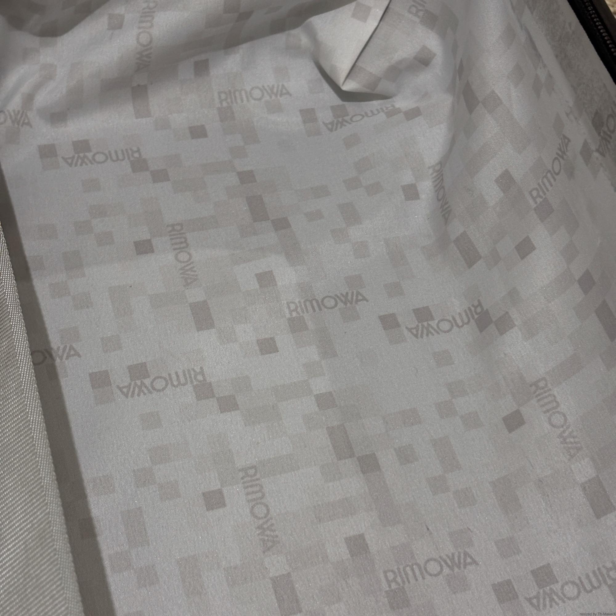 リモワ　エッセンシャル(サルサ)　810.63.38.4　中古美品　58リットル　4輪