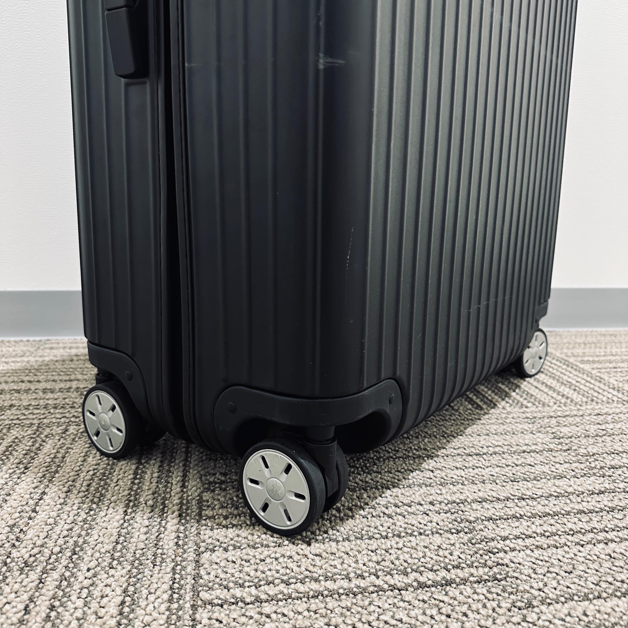 リモワ　サルサ　810.77.32.4　中古商品　97リットル　4輪