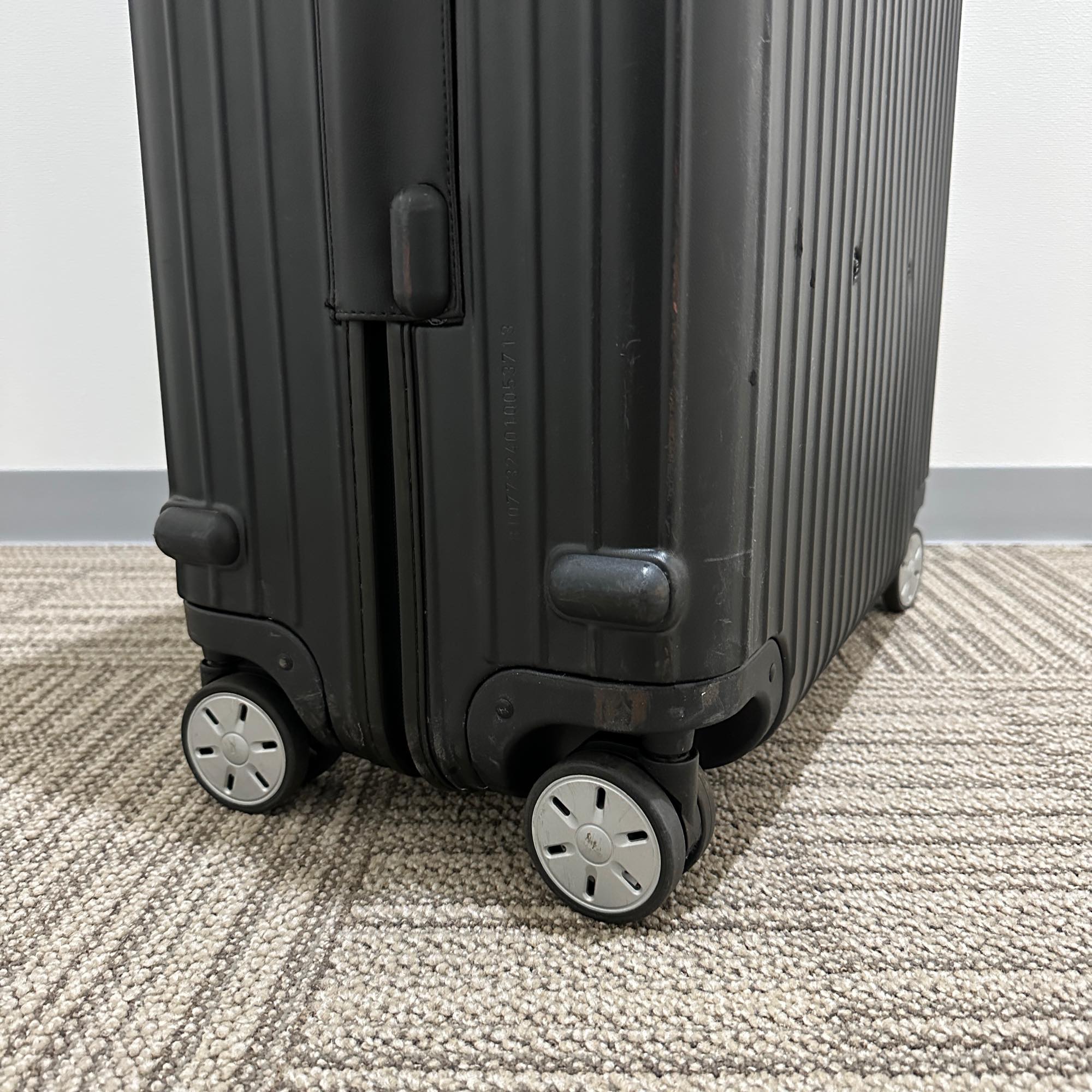 リモワ　サルサ　810.77.32.4　中古商品　97リットル　4輪