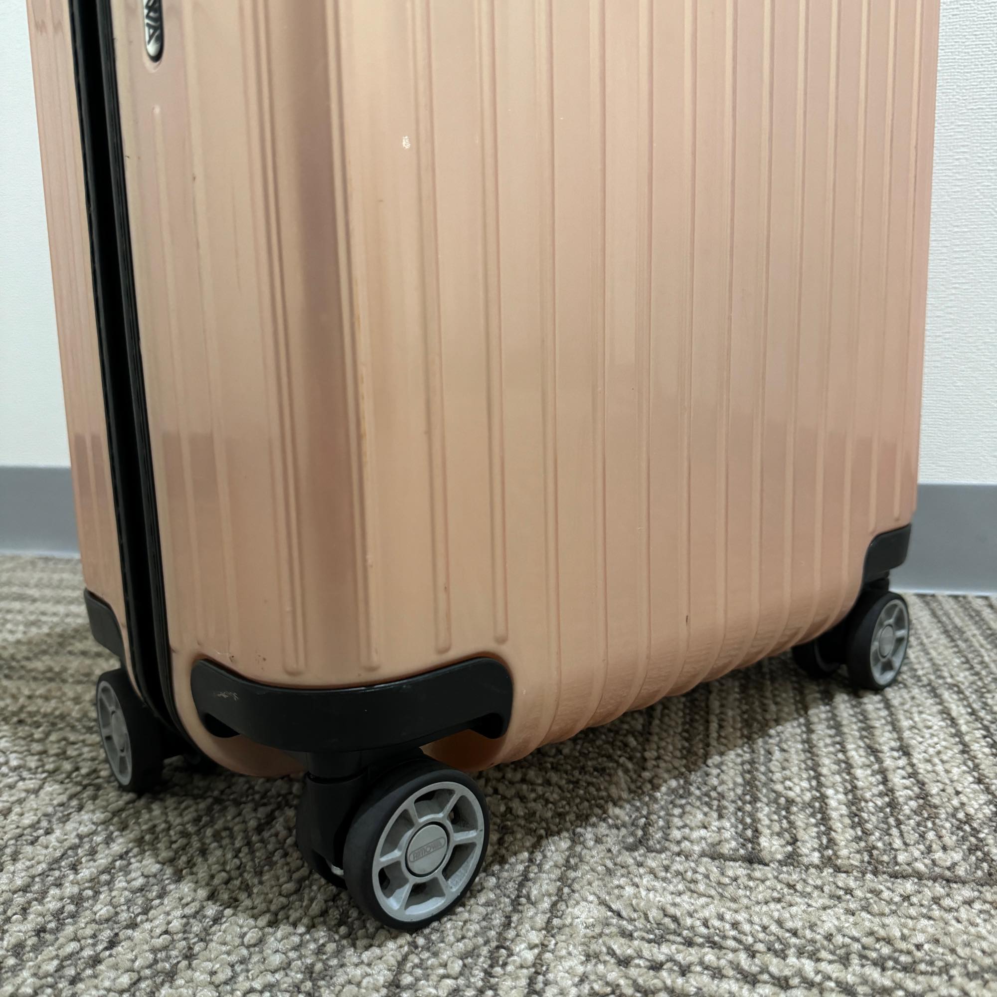 リモワ　サルサエアー　820.90　63リットル　中古商品　4輪