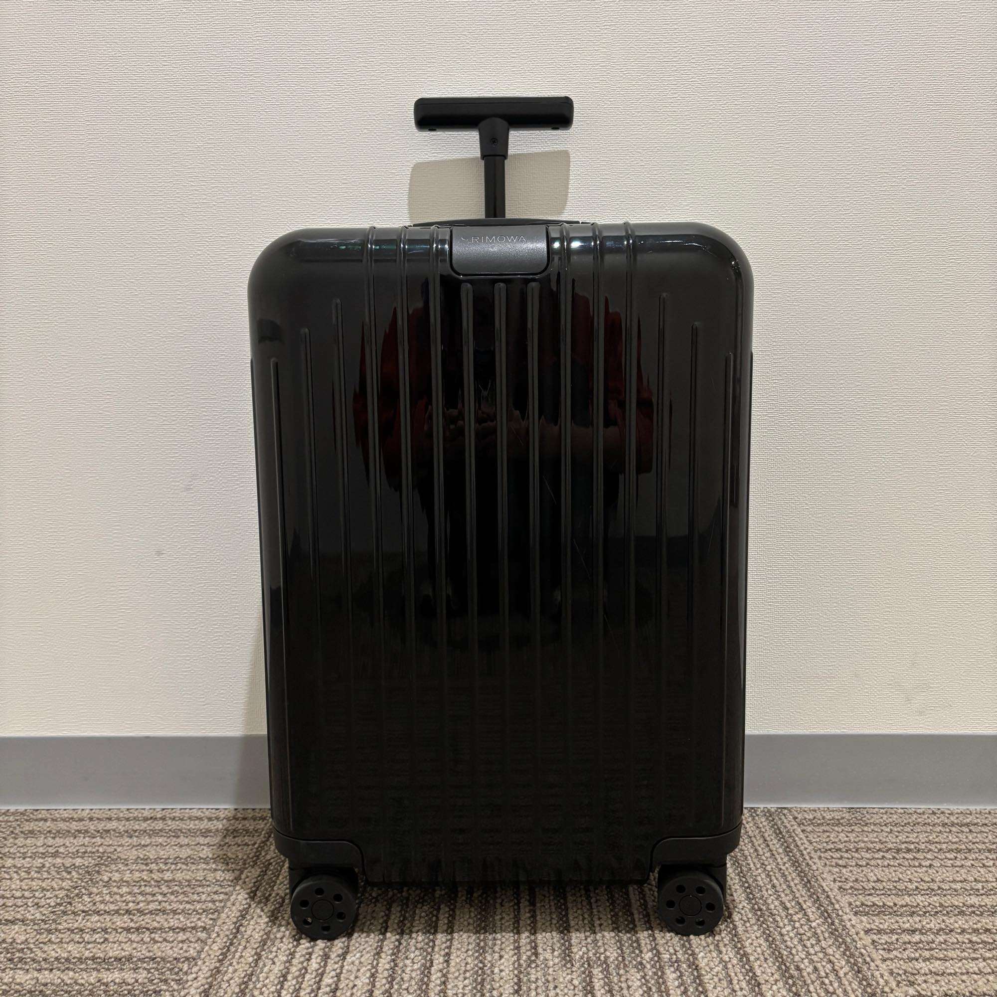 リモワ　エッセンシャルライト　823.53.62.1　キャビン　37L　中古美品　ブラックグロス