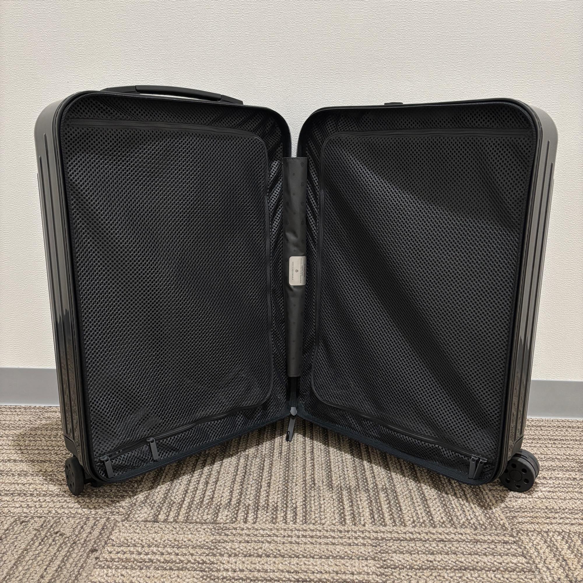リモワ　エッセンシャルライト　823.53.62.1　キャビン　37L　中古美品　ブラックグロス