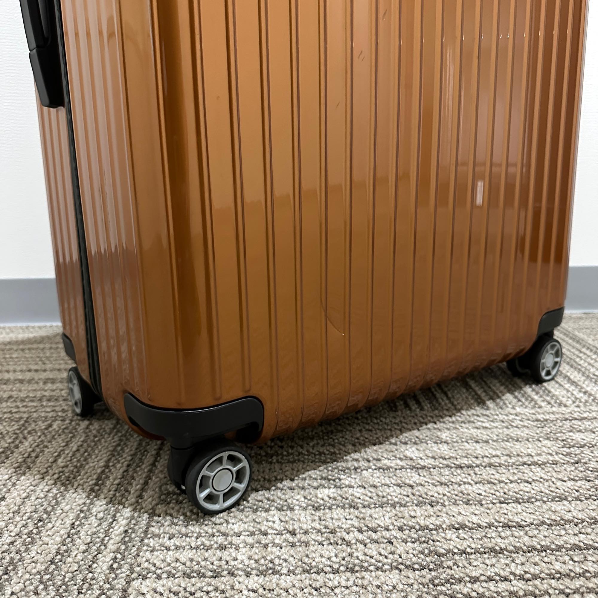 リモワ　サルサエアー　823.73　80リットル　中古美品　4輪