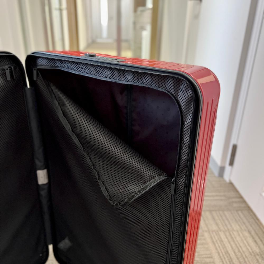 リモワ　エッセンシャルライト　823.73.65.4　チェックインL 中古美品 レッド