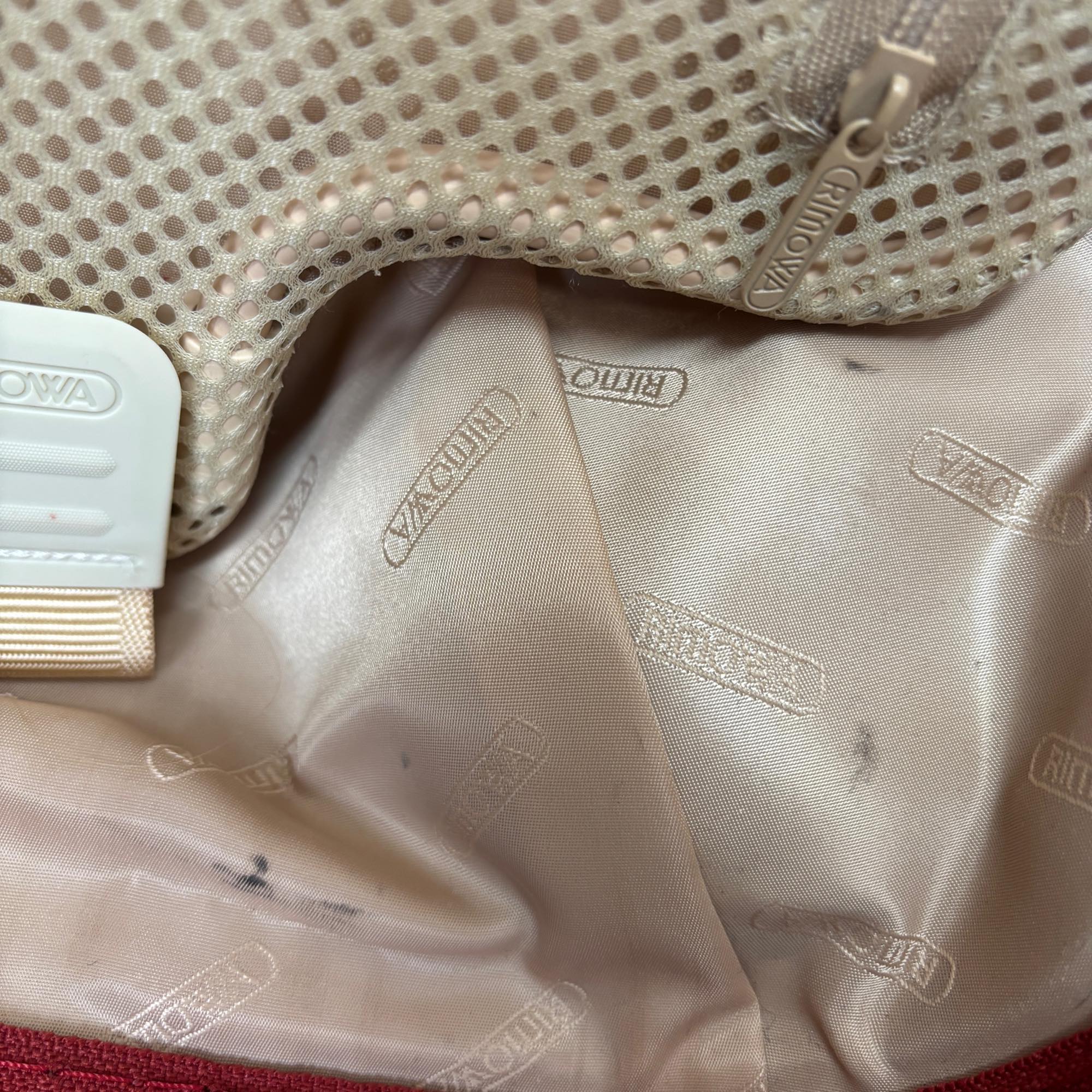 リモワ サルサ デラックス　830.63　61リットル　中古美品　4輪
