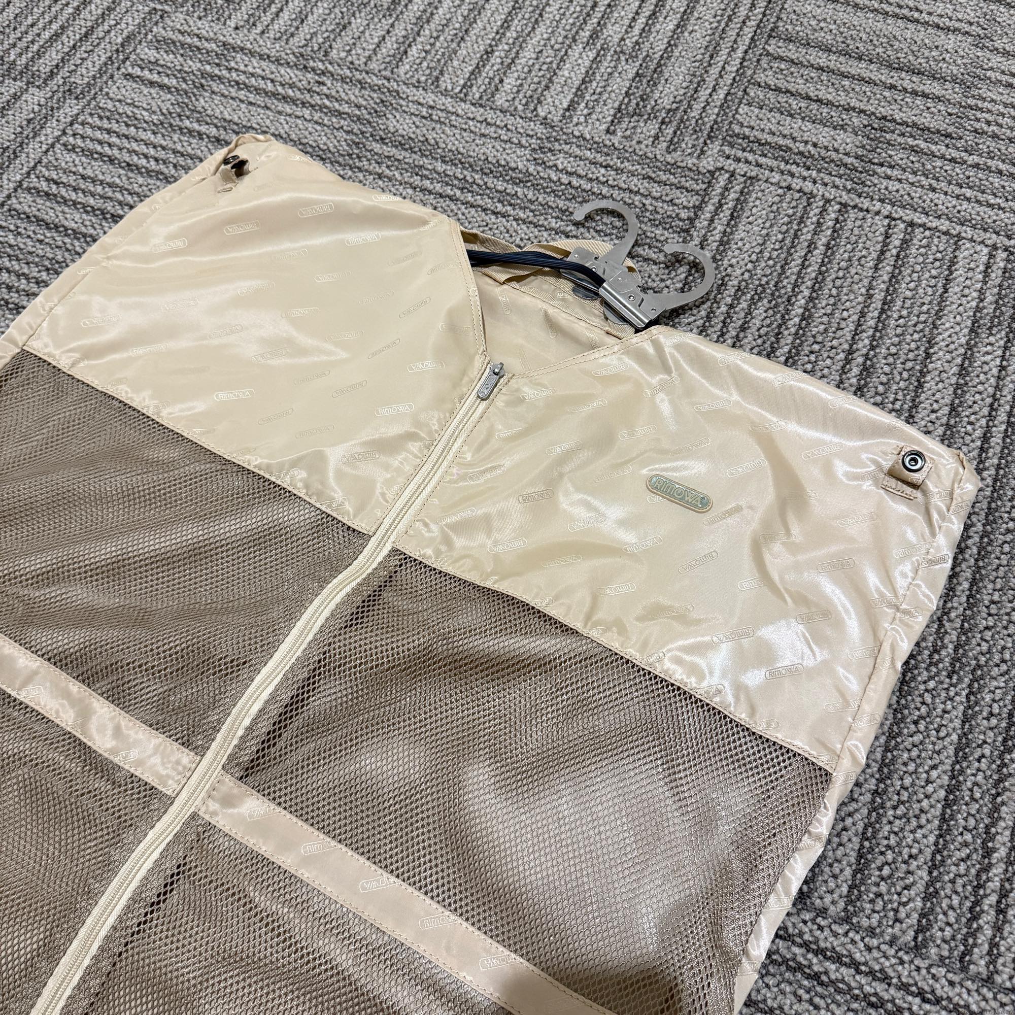 リモワ　サルサデラックス　3Suiter　830.80.33.4　中古美品　128リットル　4輪