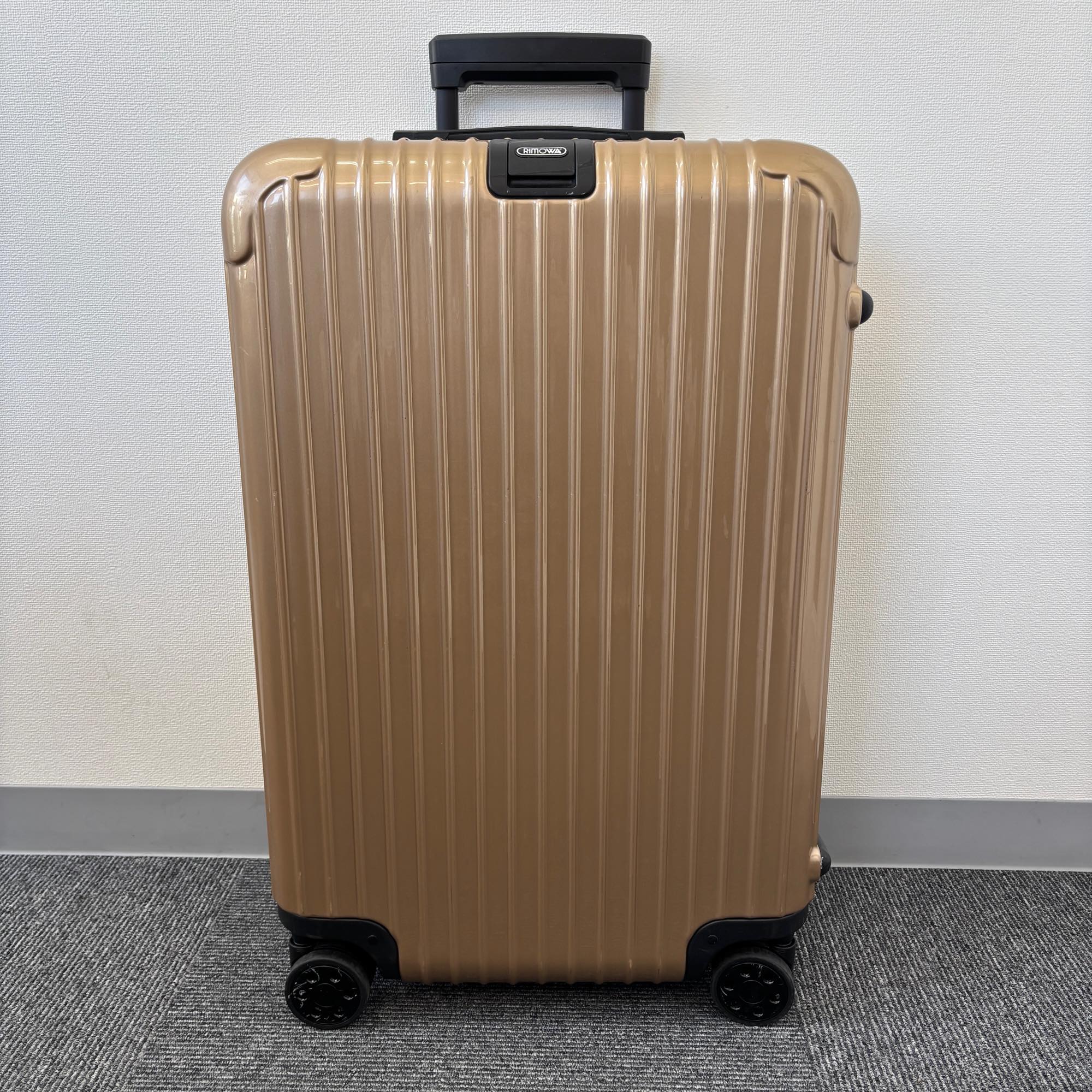 リモワ　サルサデラックス(エッセンシャル)　830.90.09.7　中古美品　63リットル　4輪