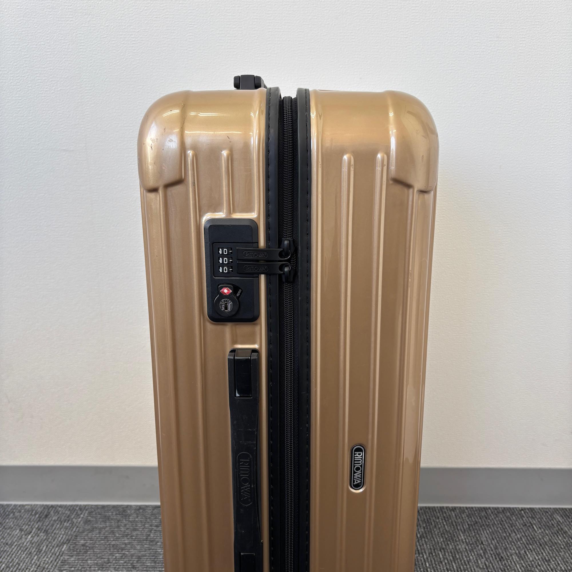 リモワ　サルサデラックス(エッセンシャル)　830.90.09.7　中古美品　63リットル　4輪