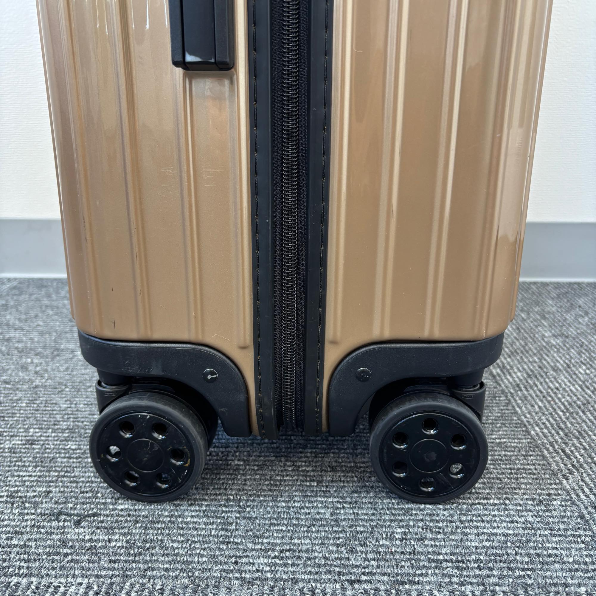 リモワ　サルサデラックス(エッセンシャル)　830.90.09.7　中古美品　63リットル　4輪