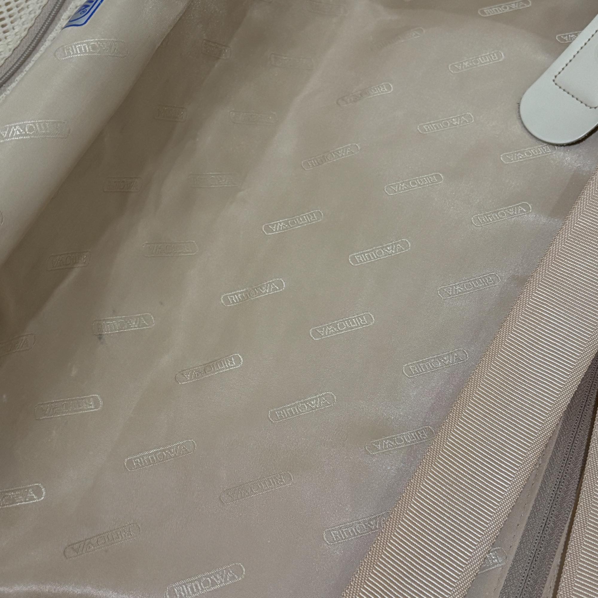 リモワ　エッセンシャル(サルサデラックス)　830.90.11.4　アウトレット品　32リットル　4輪