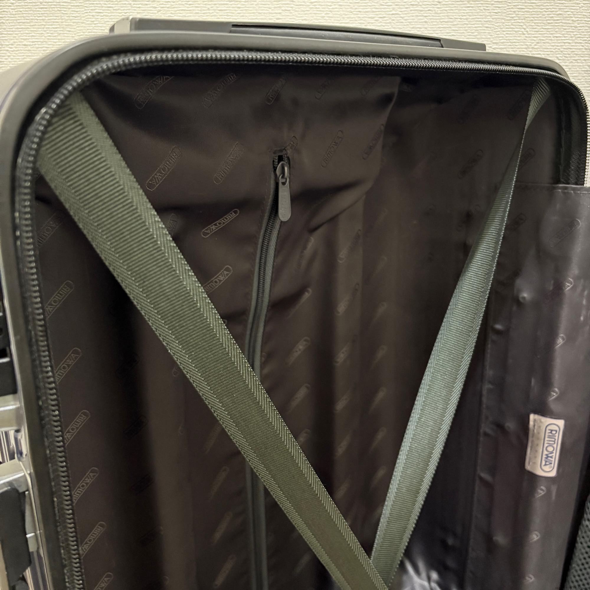 リモワ　タンゴ　831.52　中古美品　35リットル　2輪