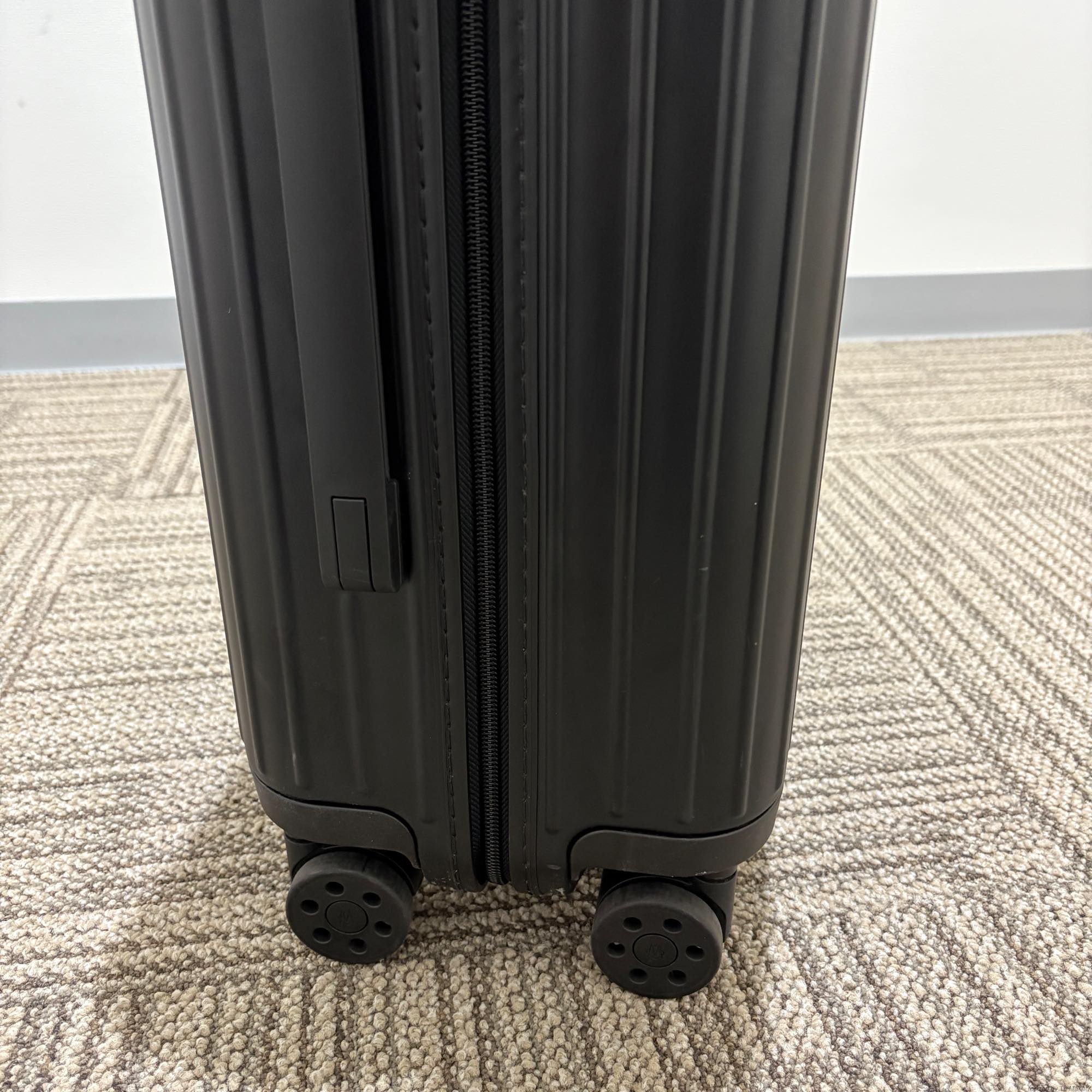 リモワ　エッセンシャル　832.52.63.1　キャビンS　34L　中古美品　マットブラック