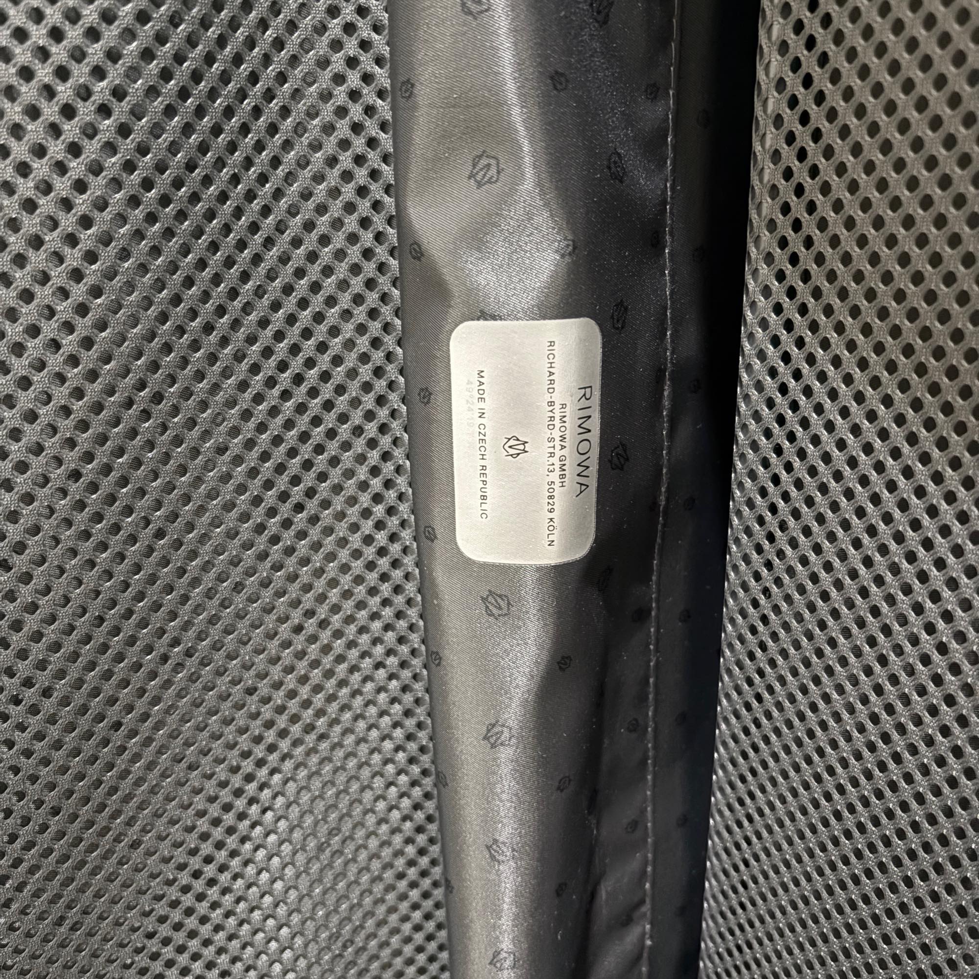 リモワ　エッセンシャル　832.52.63.1　キャビンS　34L　中古美品　マットブラック