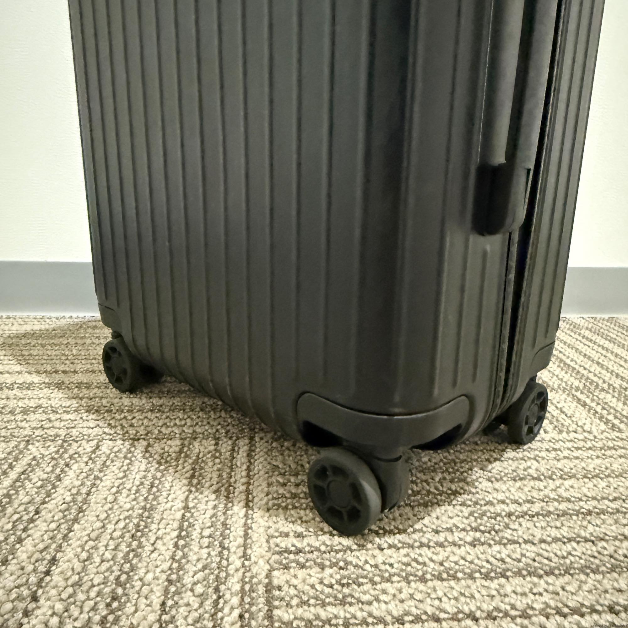 リモワ　エッセンシャル　キャビン　832.53.63.1　中古美品　36L　マットブラック