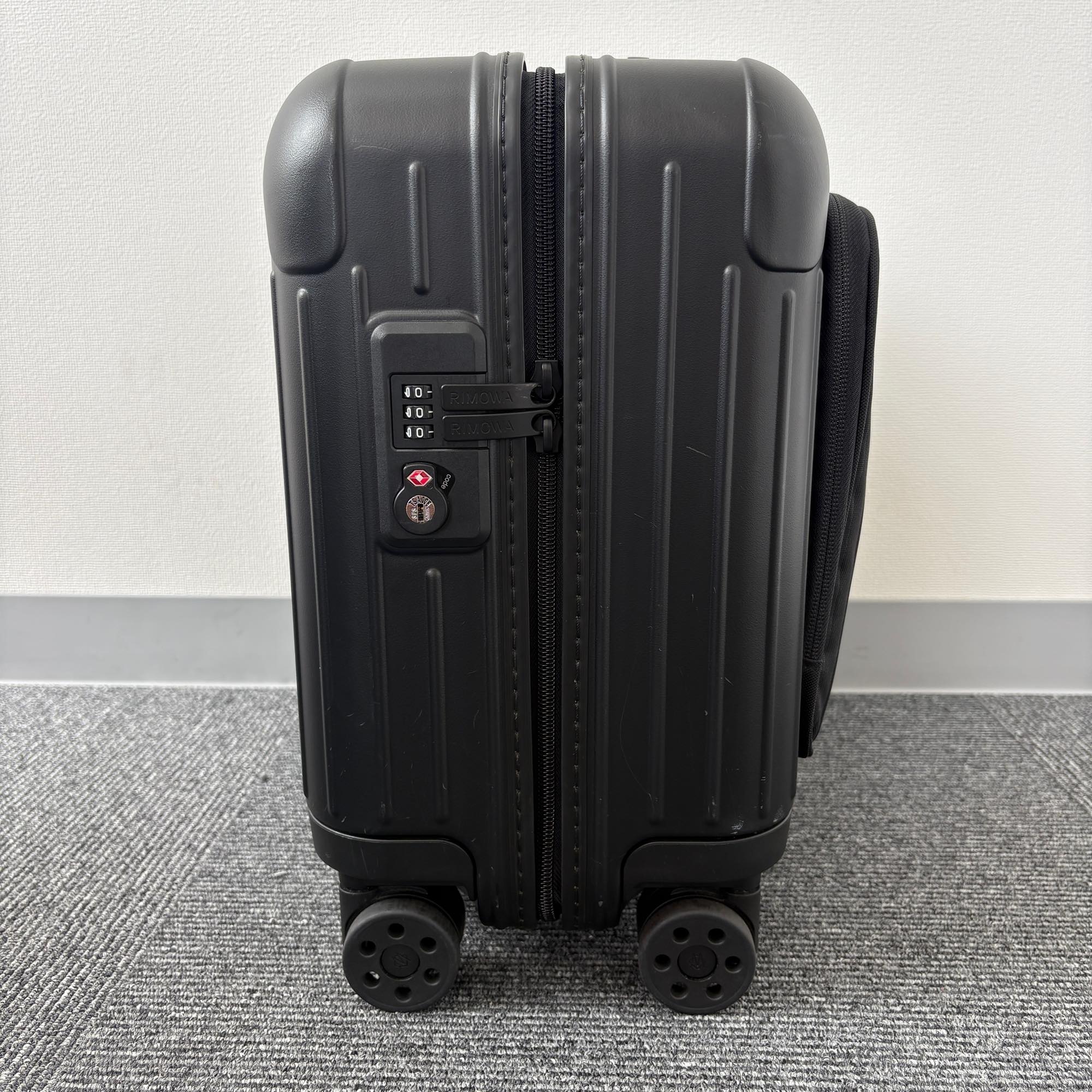 リモワ　エッセンシャルスリーブ　842.40.63.4　コンパクト　31L　中古美品　マットブラック