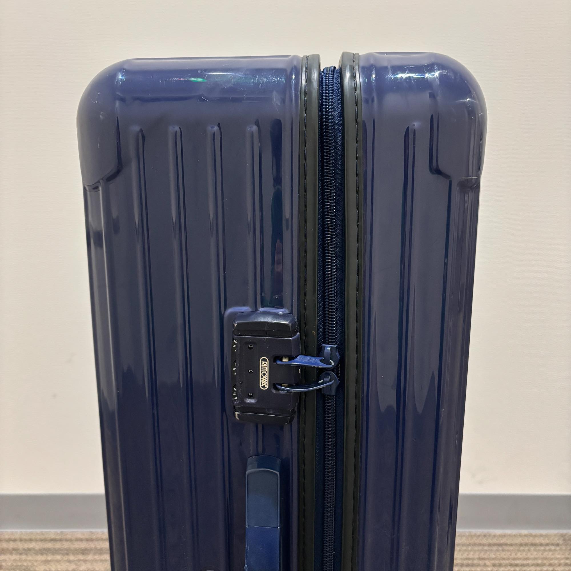 リモワ　エッセンシャル(サルサ)　中古美品　857.70　82リットル　2輪