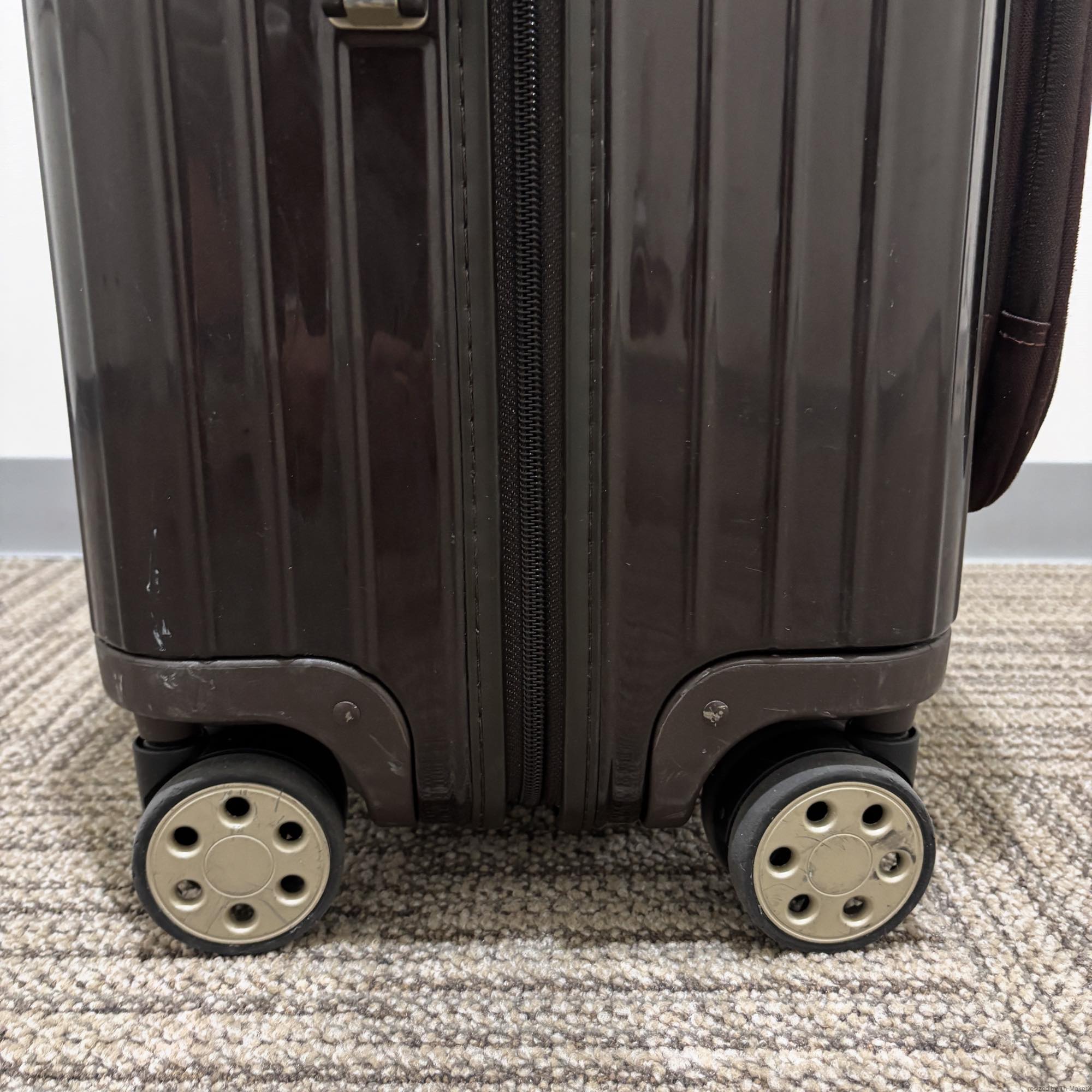 リモワ　エッセンシャルスリーブ (サルサデラックス ハイブリッド)　U862.70　89リットル　中古商品　4輪