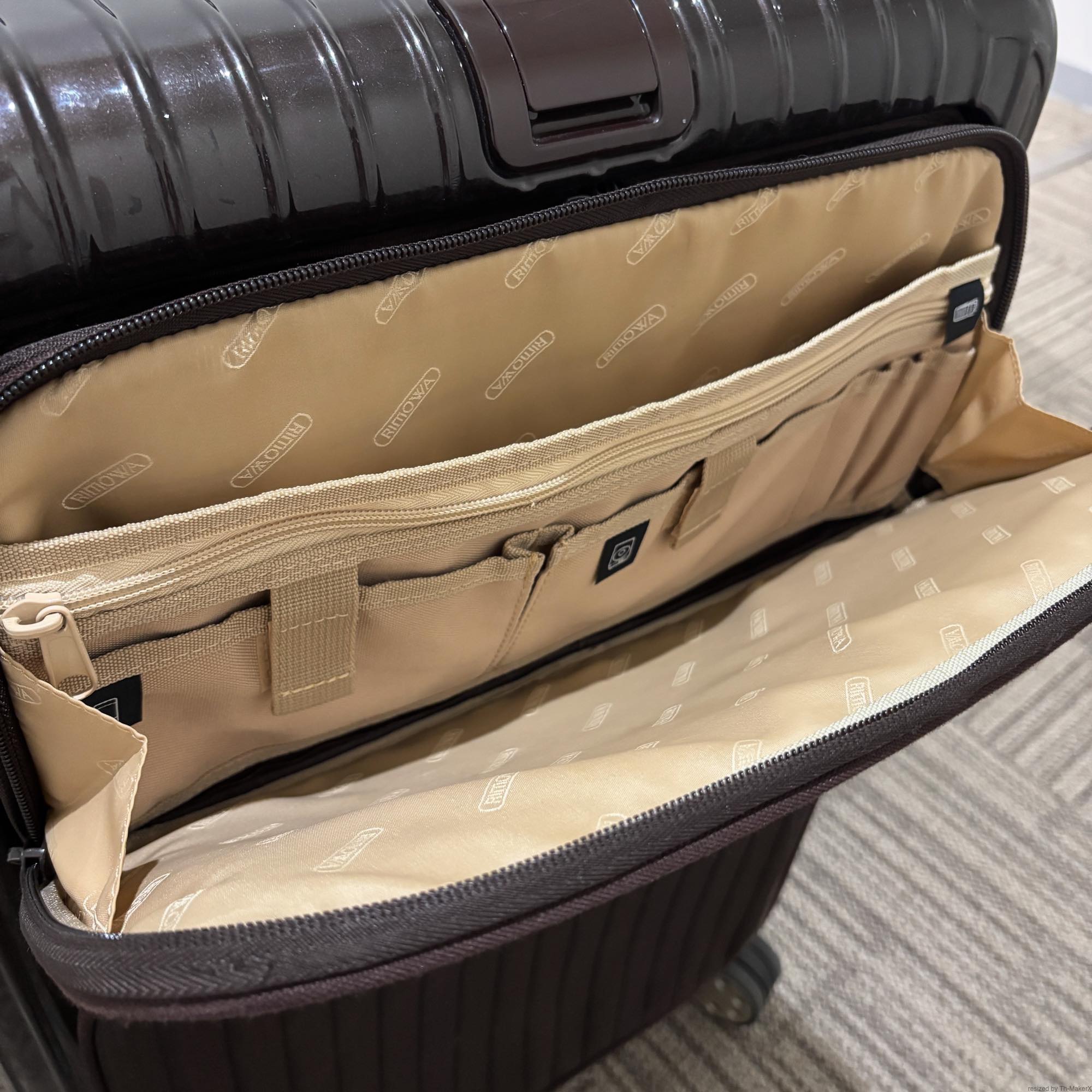 リモワ　エッセンシャルスリーブ (サルサデラックス ハイブリッド)　U862.70　89リットル　中古商品　4輪