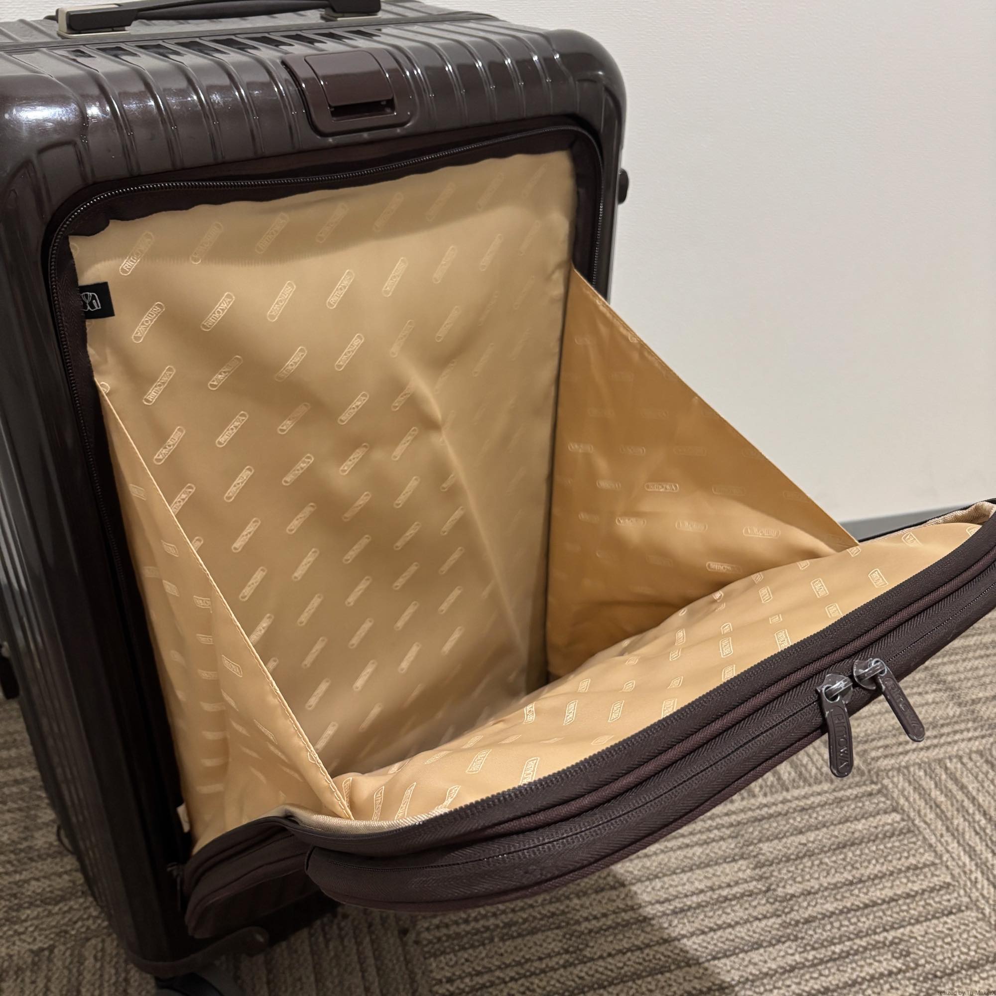 リモワ　エッセンシャルスリーブ (サルサデラックス ハイブリッド)　U862.70　89リットル　中古商品　4輪