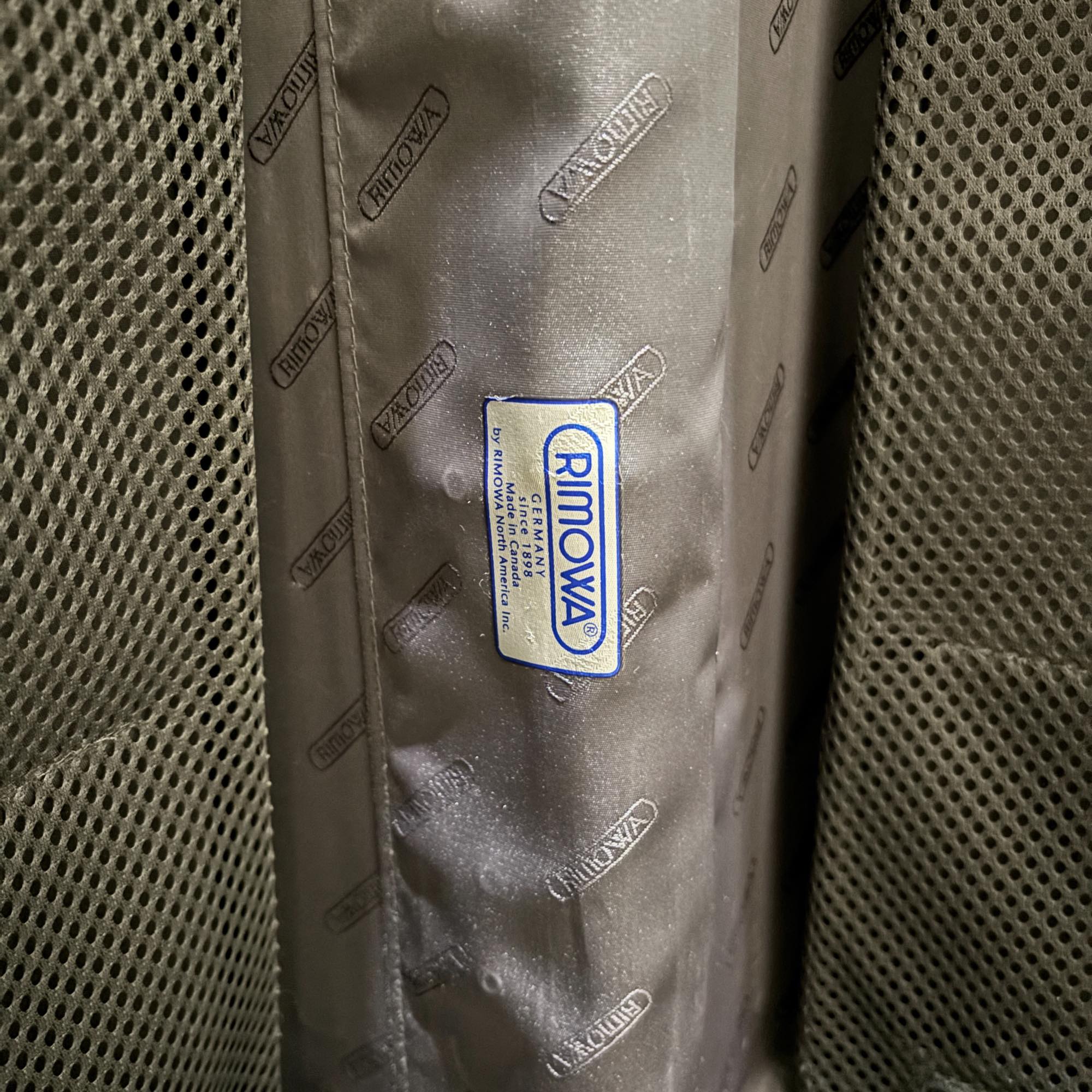 リモワ　エッセンシャル(サルサ デラックス)　870.56.11.3　中古美品　52リットル　4輪