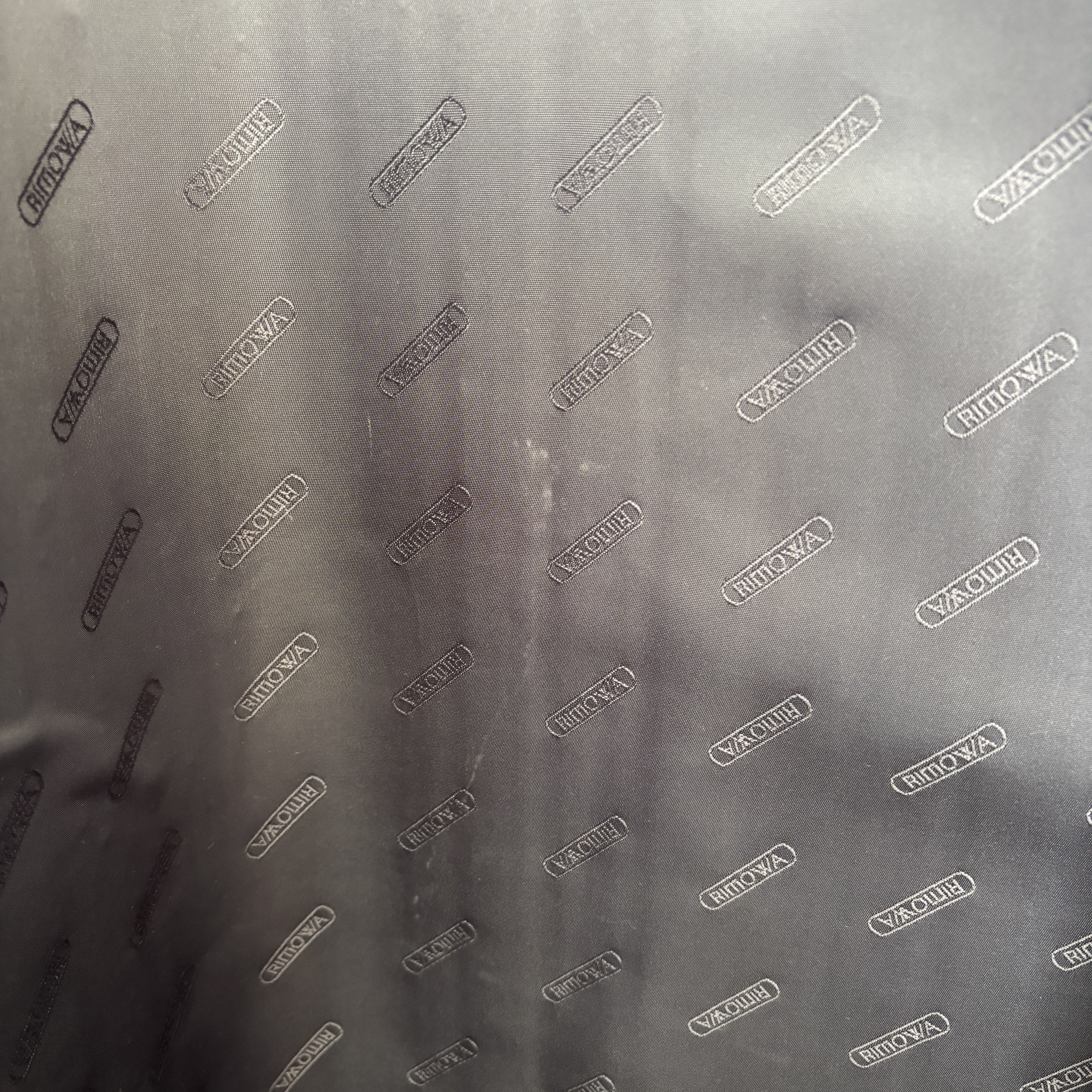 リモワ　サルサデラックス(エッセンシャル)　870.77　中古商品　104リットル　ブラック　4輪