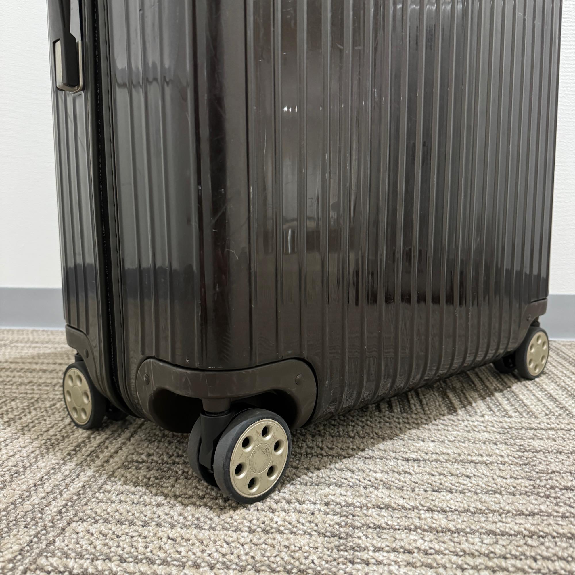 リモワ　サルサデラックス　870.77　中古商品　104リットル　4輪