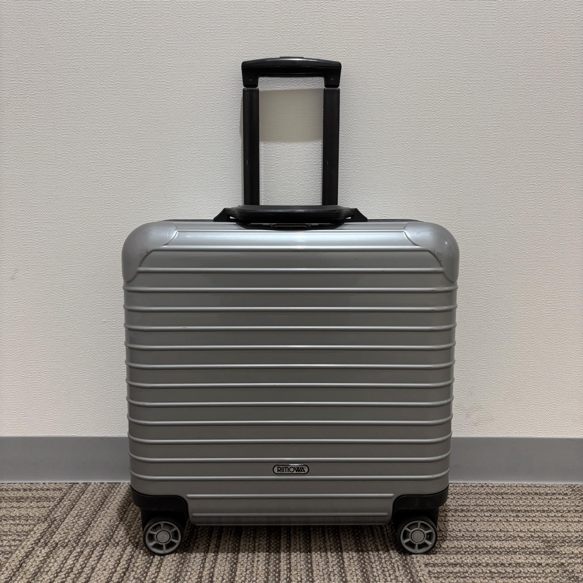 リモワ　エッセンシャル(サルサ)　トロリー　876.40 　中古美品　4輪　25リットル　4輪