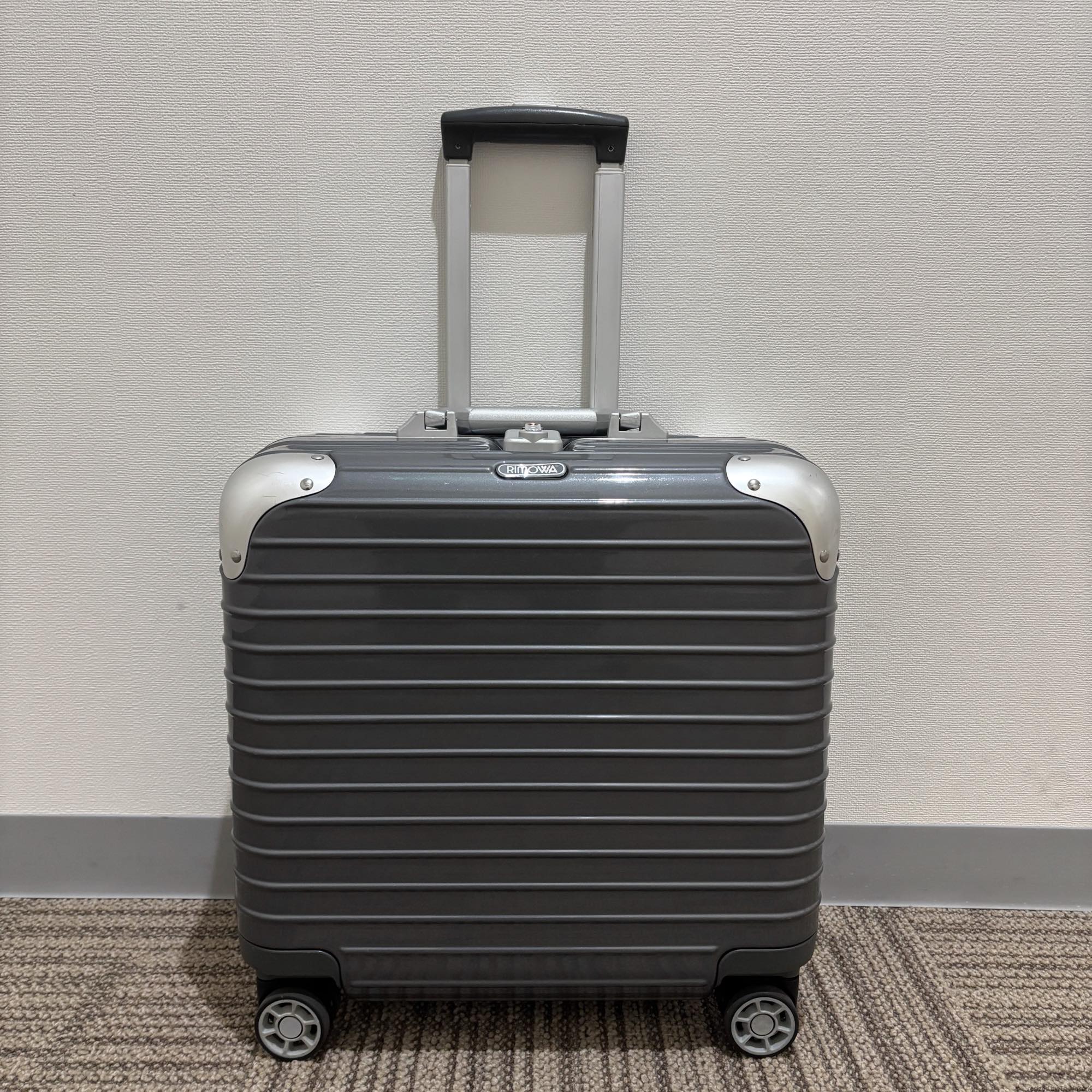 リモワ　ハイブリッド(リンボ)　880.40.54.4　中古美品　24リットル　4輪