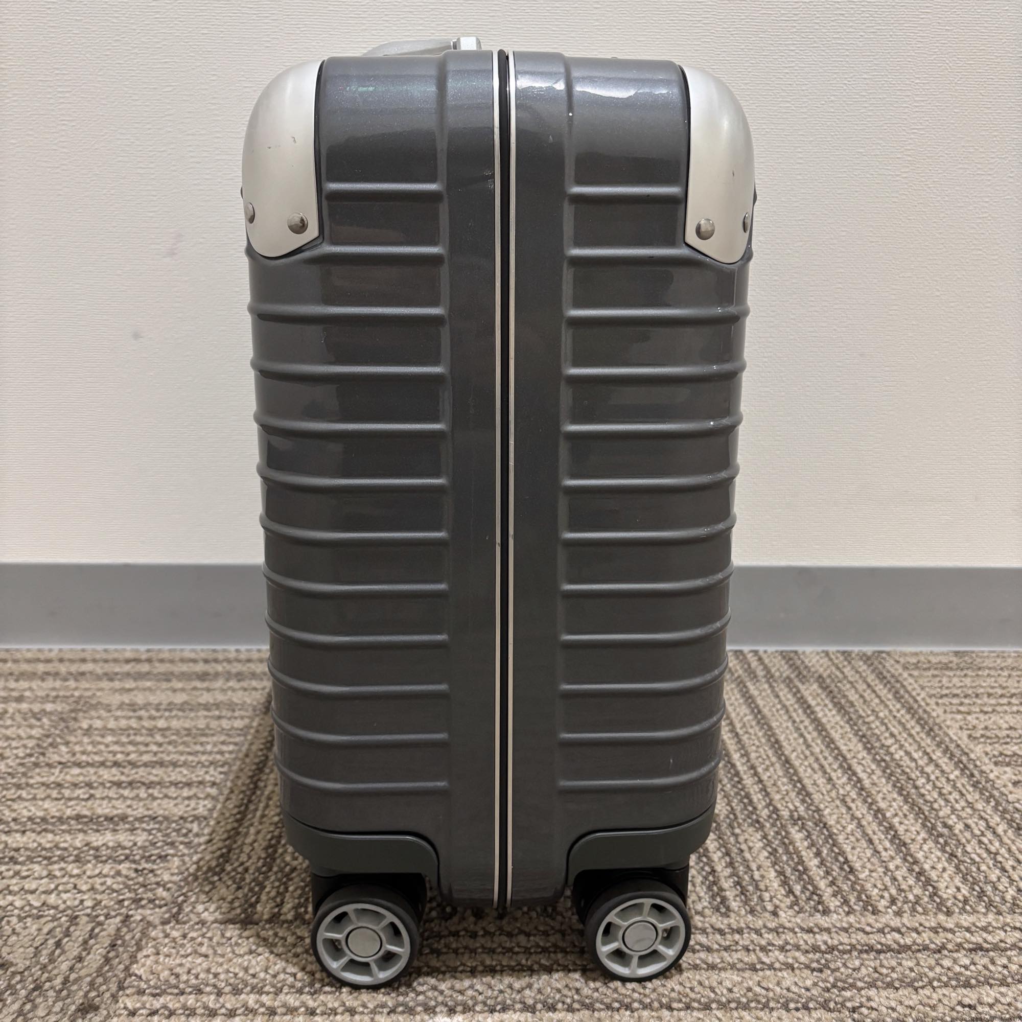 リモワ　ハイブリッド(リンボ)　880.40.54.4　中古美品　24リットル　4輪