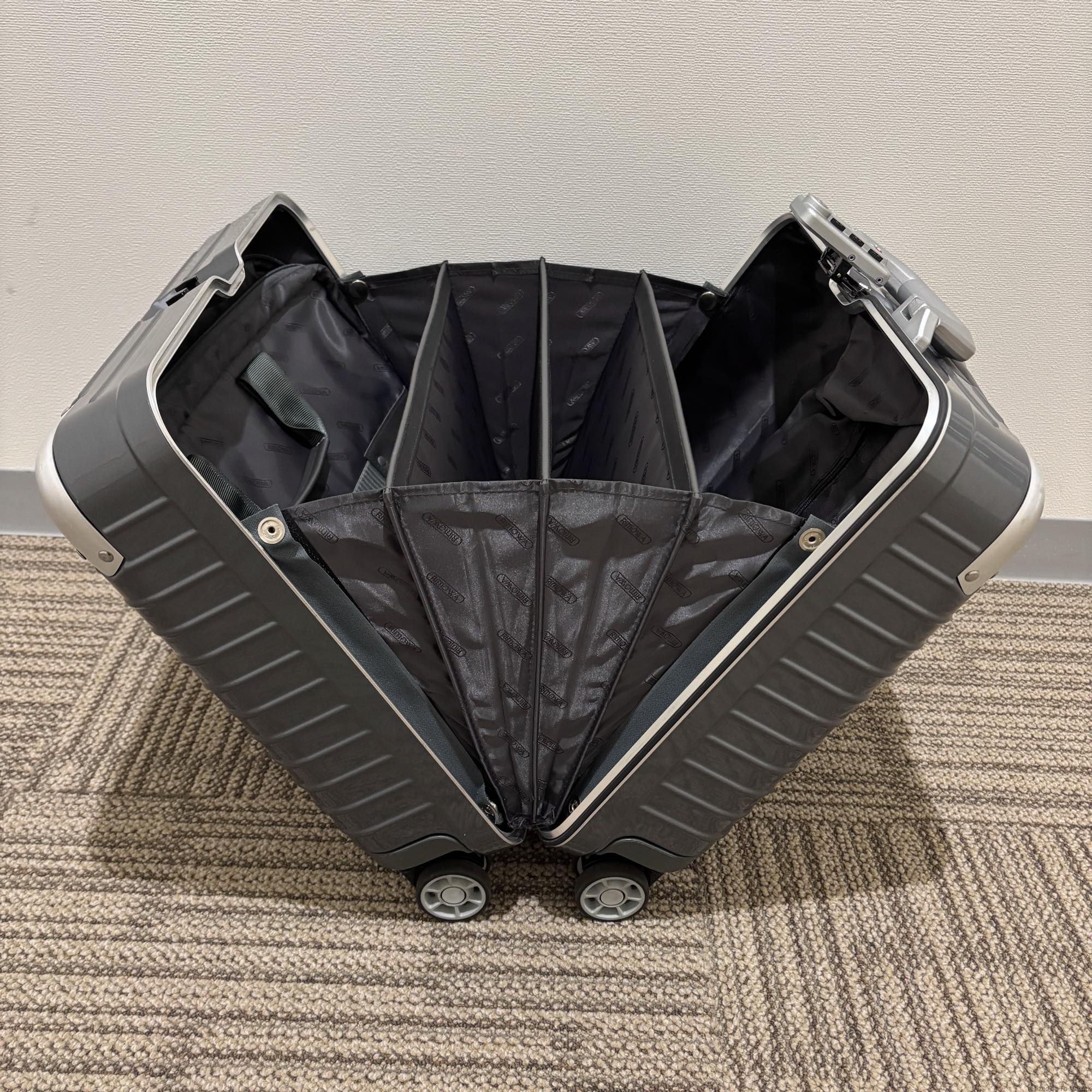 リモワ　リンボ　880.40.50.2　中古美品　24リットル　4輪