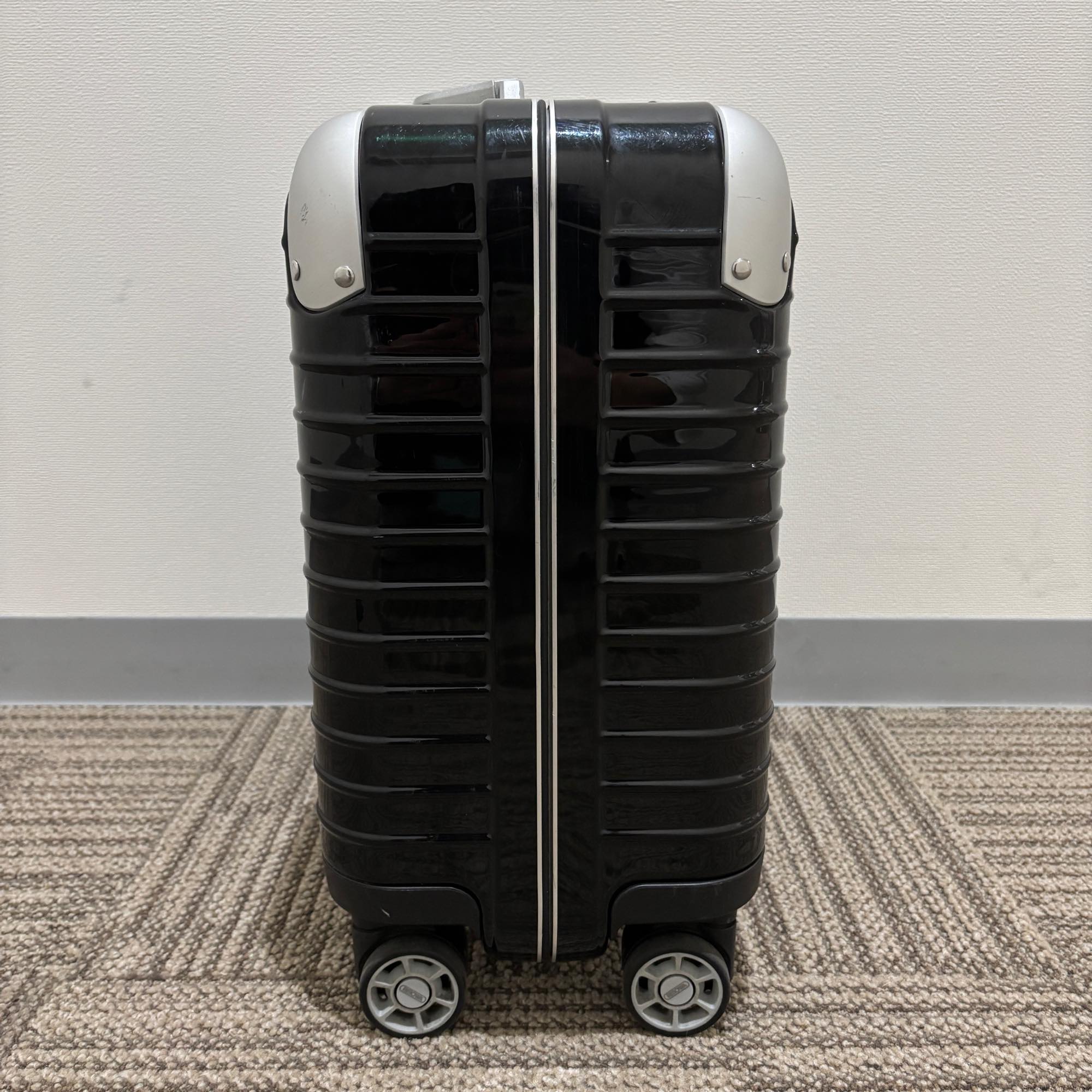 リモワ　リンボ (ハイブリッド)　881.40.50.4　27リットル　中古美品　4輪