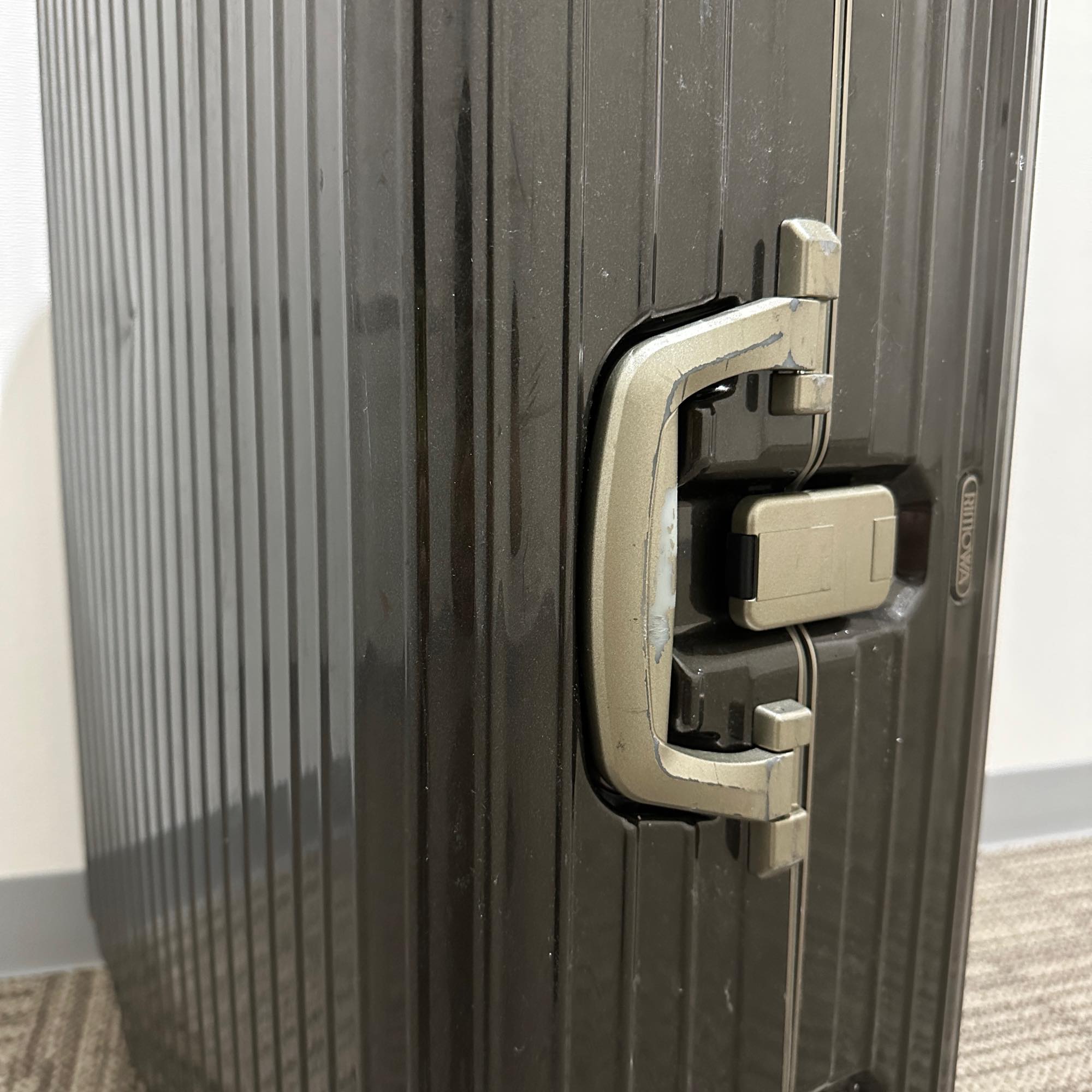 リモワ　リンボ　881.70.33.4　73リットル　中古商品　4輪