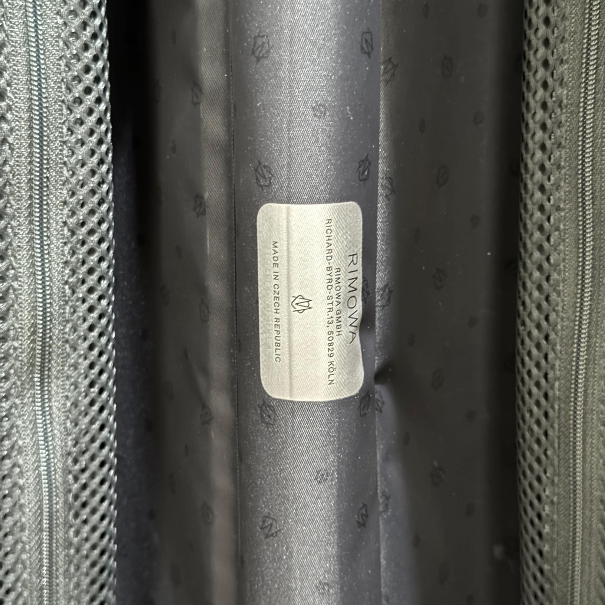 リモワ　ハイブリッド　883.52  キャビンS　グロスブルー　中古美品　32L