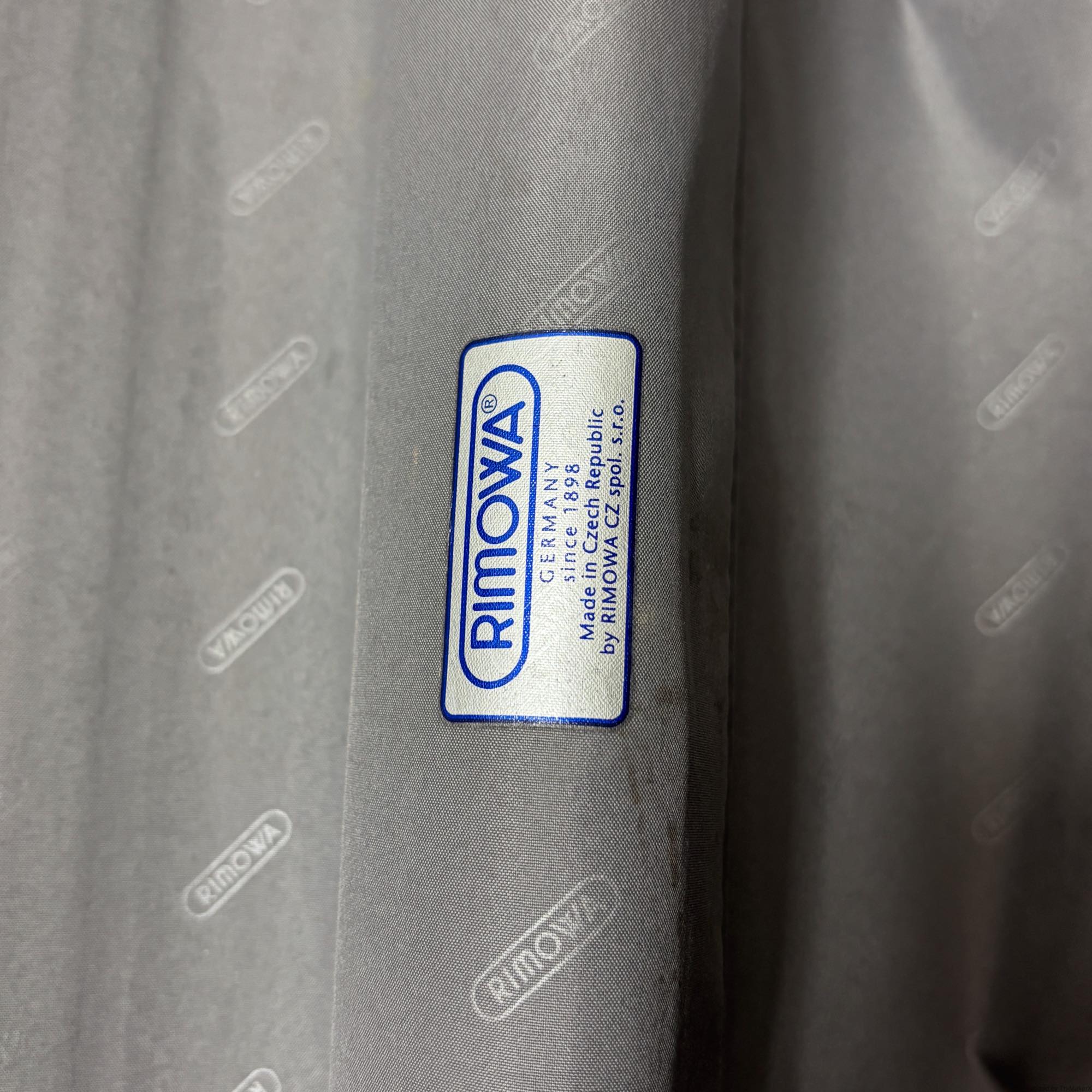 リモワ　エッセンシャル(サルサ)　中古美品　856.52-9　35リットル　2輪