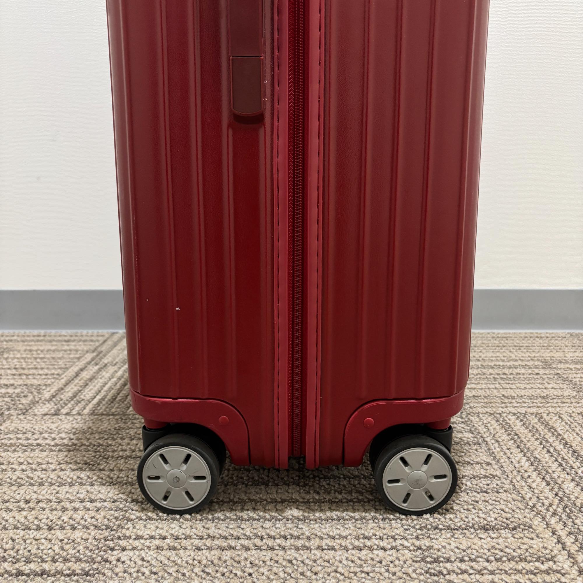リモワ　エッセンシャル(サルサ)　875.77-9　104リットル　中古美品　4輪