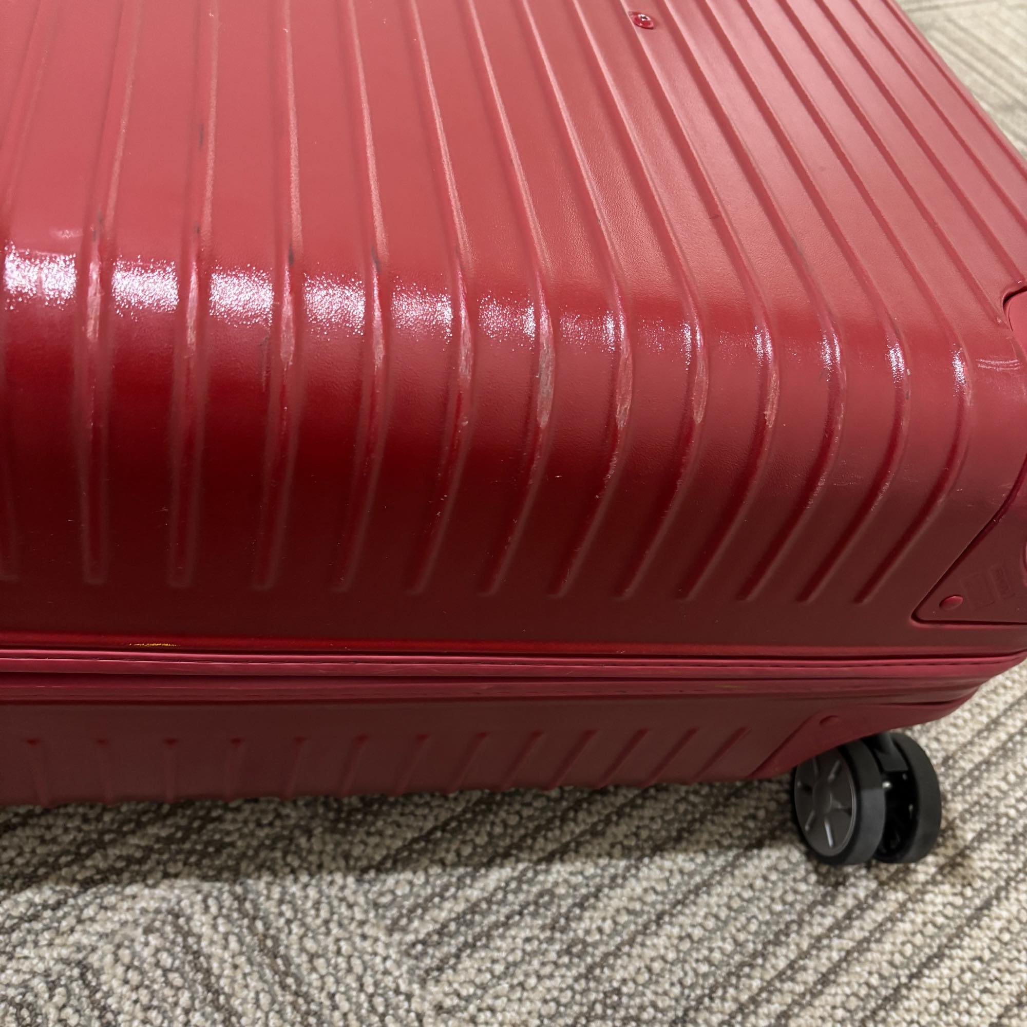 リモワ　エッセンシャル(サルサ)　875.77-9　104リットル　中古美品　4輪