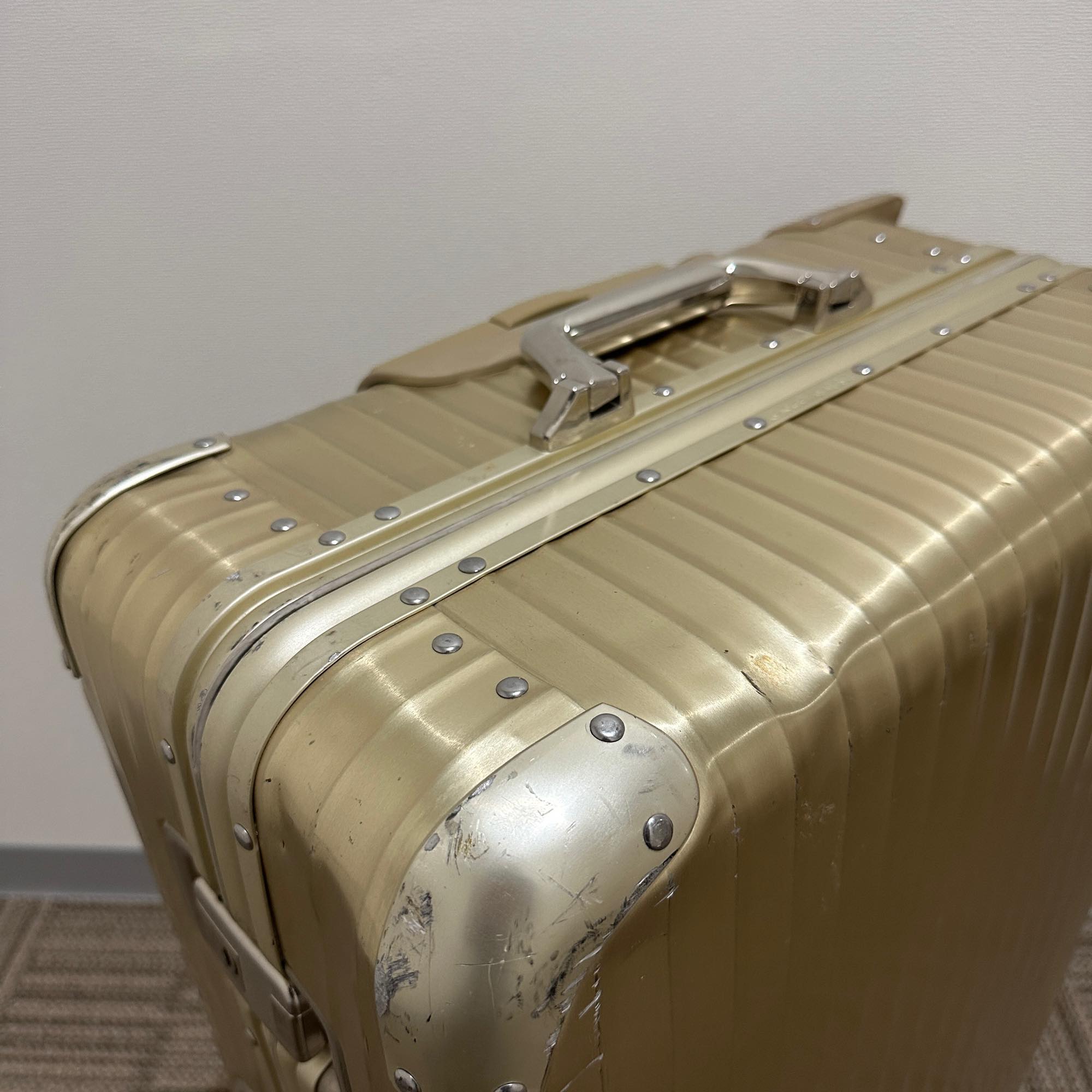 リモワ　トパーズゴールド　917.70　82リットル　中古商品　4輪