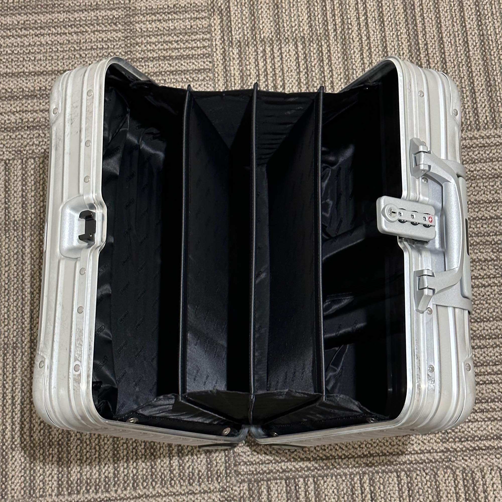 リモワ トパーズ　923.40-1　中古商品　26リットル　4輪