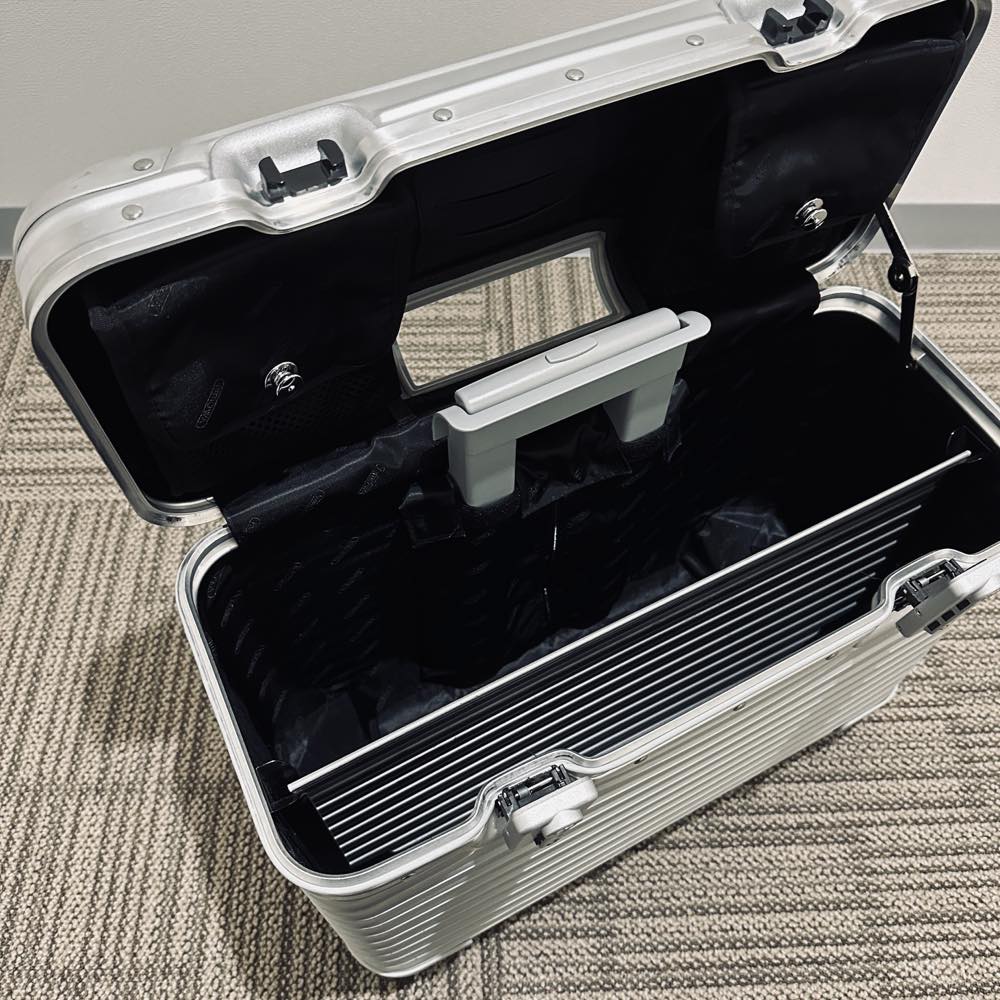 リモワ　パイロット　923.50.00.4　中古商品　34リットル　4輪